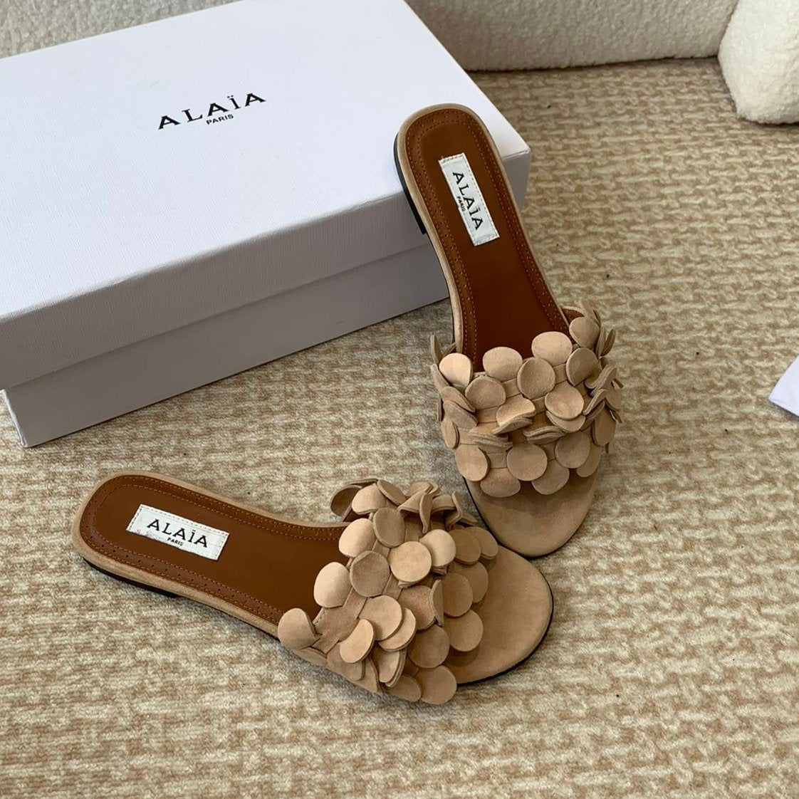 ALAIA FLAT MULE IN BEIGE CREAM SUEDE - 35