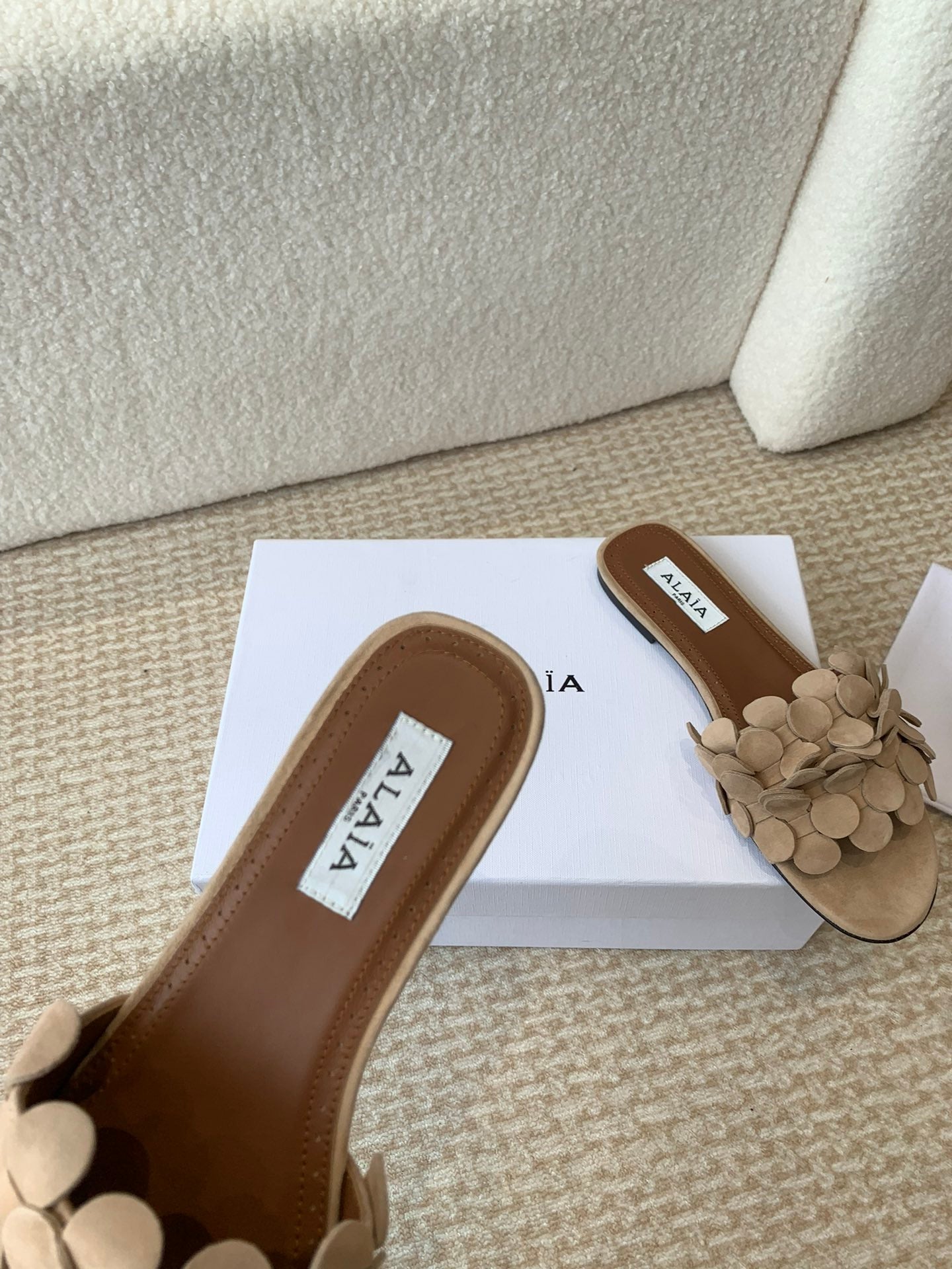 ALAIA FLAT MULE IN BEIGE CREAM SUEDE - 35