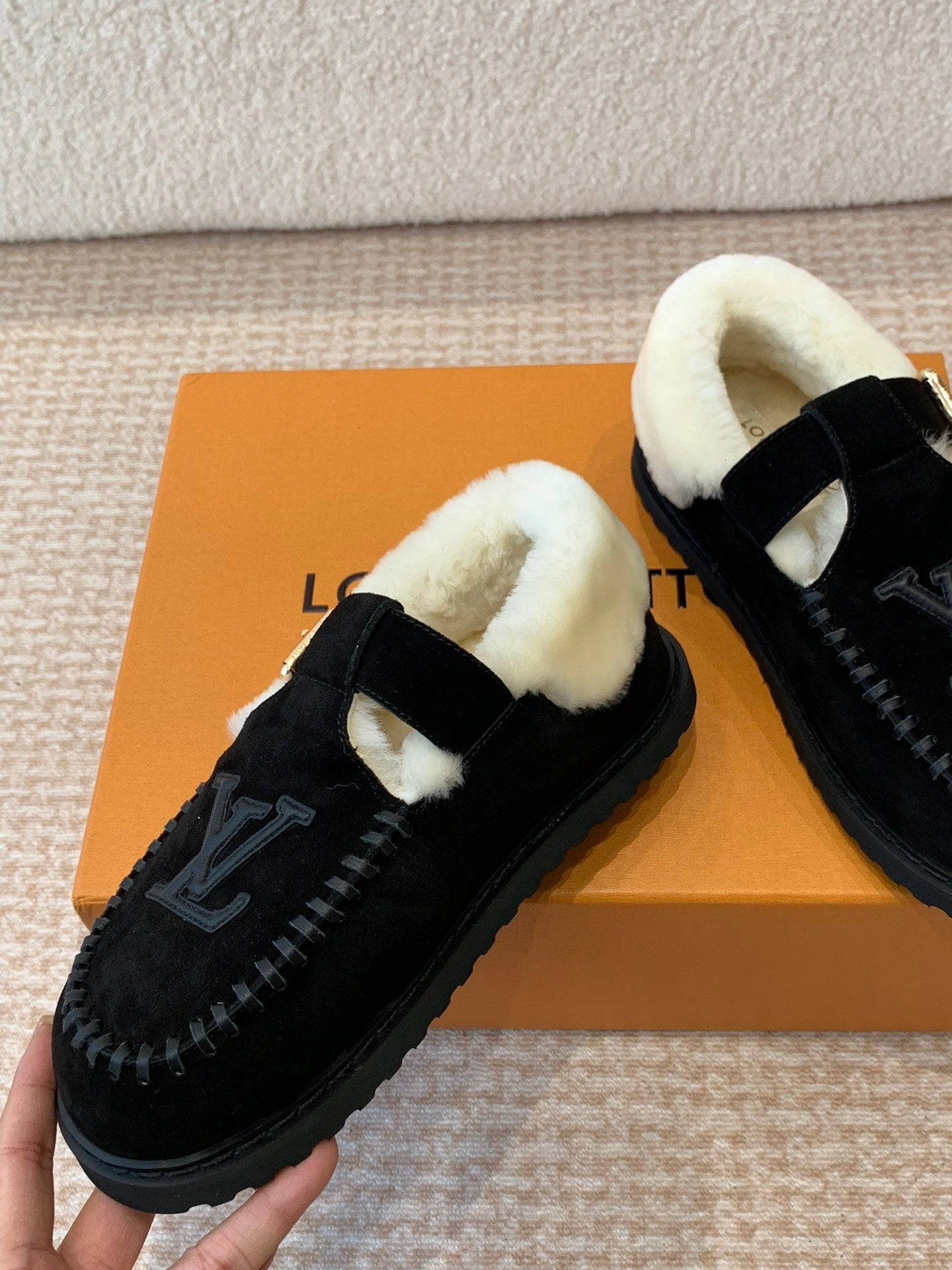 COLORADO COMFORT MARY JANE IN BLACK SUEDE AND SHEARLING LINING - 35