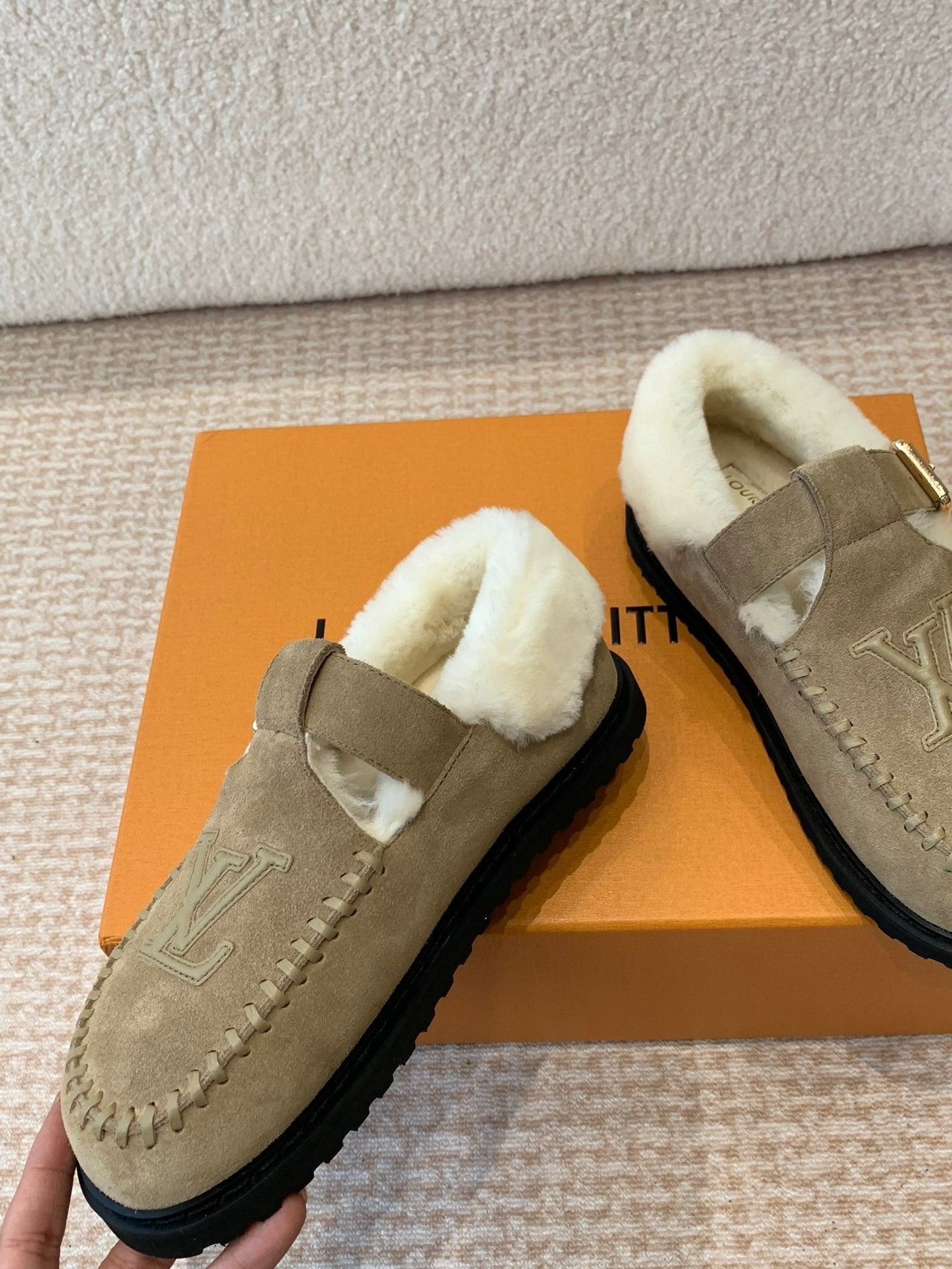 COLORADO COMFORT MARY JANE IN KHAKI GREEN SUEDE AND SHEARLING LINING - 35