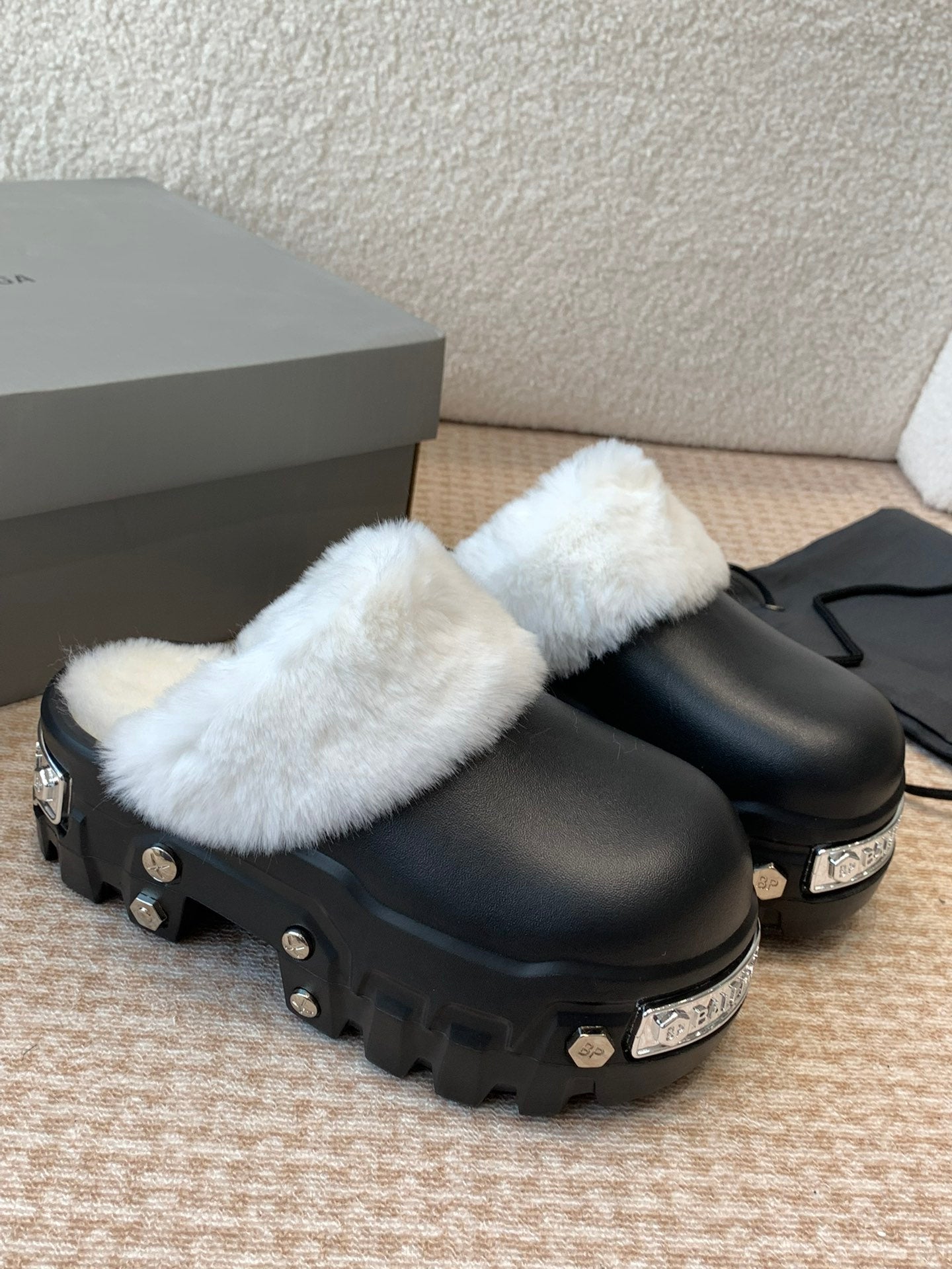 PLATFORM MULES IN BLACK RUBBER MIX RABBIT FUR SILVER HARDWARE - 35