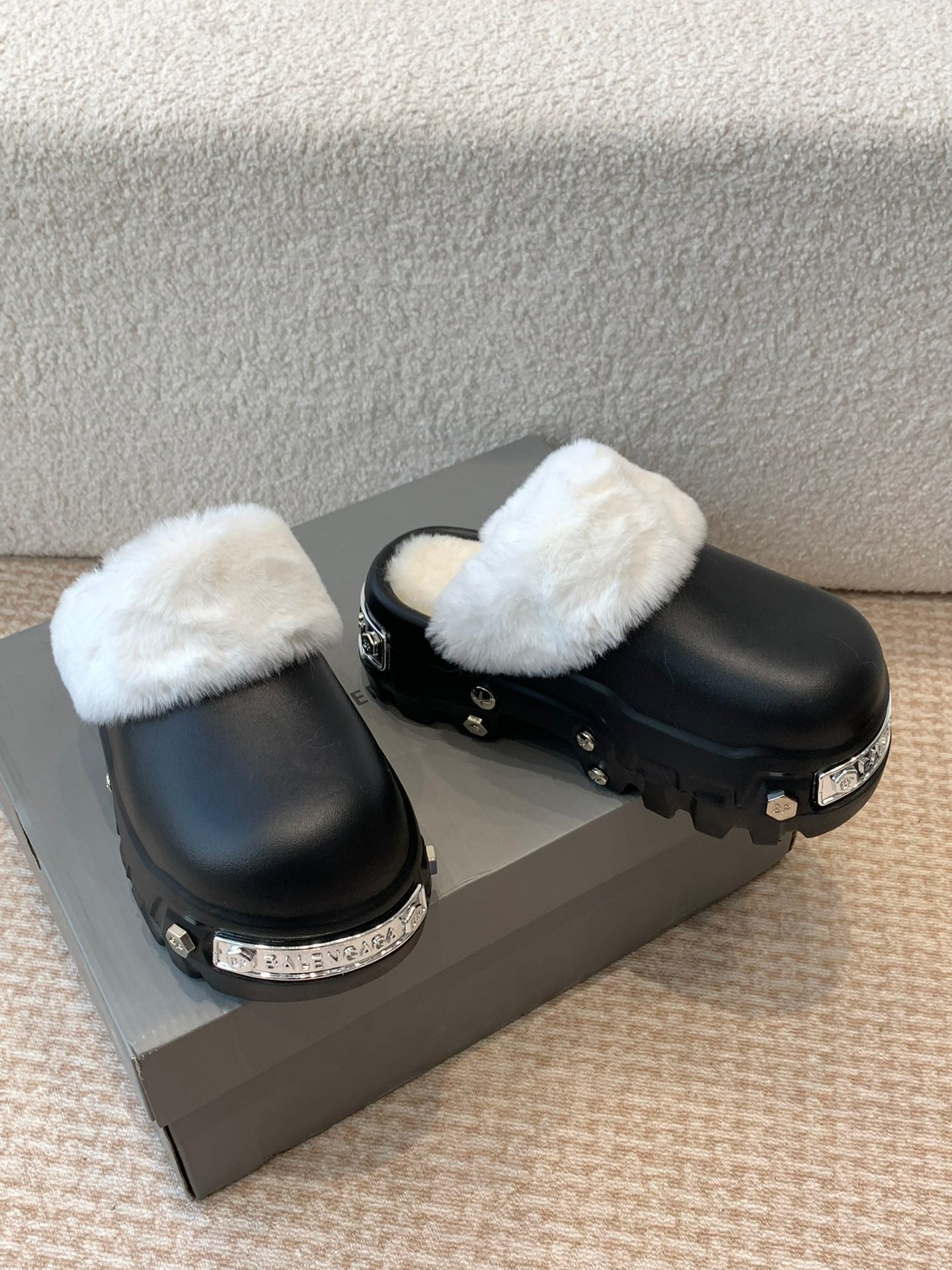 PLATFORM MULES IN BLACK RUBBER MIX RABBIT FUR SILVER HARDWARE - 35