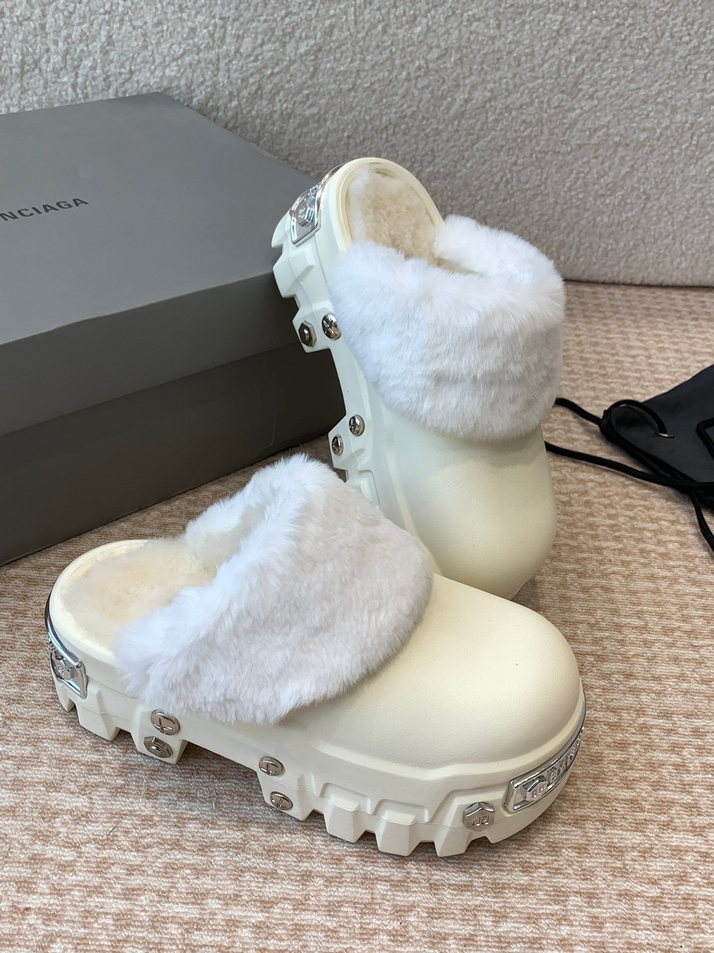 PLATFORM MULES IN BEIGE RUBBER MIX RABBIT FUR SILVER HARDWARE - 35