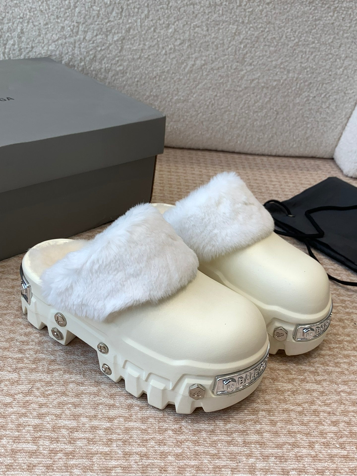 PLATFORM MULES IN BEIGE RUBBER MIX RABBIT FUR SILVER HARDWARE - 35