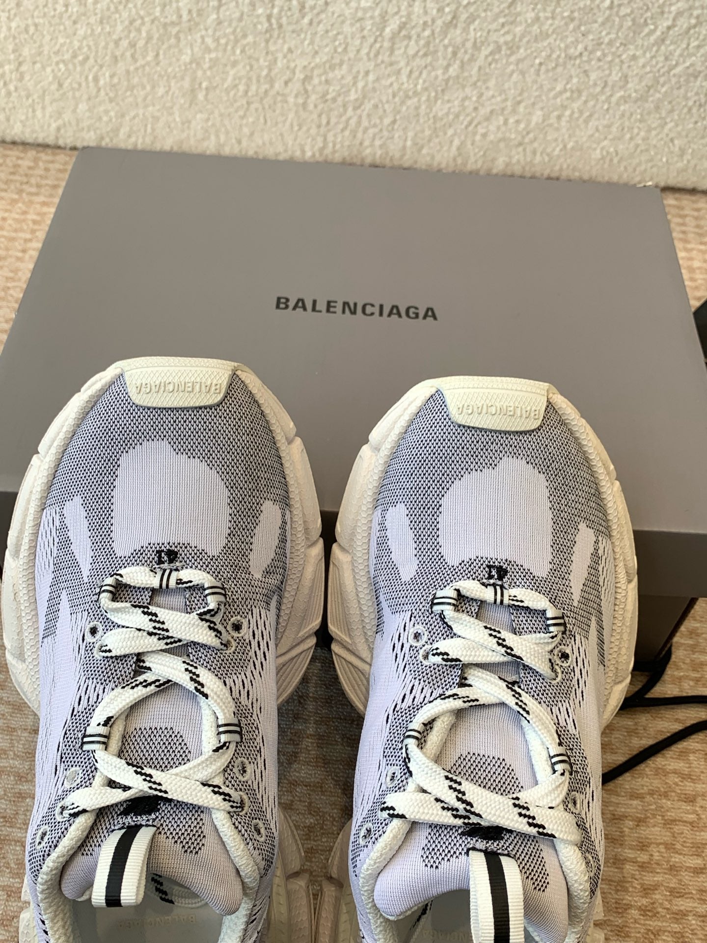 UNDER ARMOUR 3XL KNIT SNEAKER IN LIGHT GRAY WHITE AND BLACK POLYESTER - 35