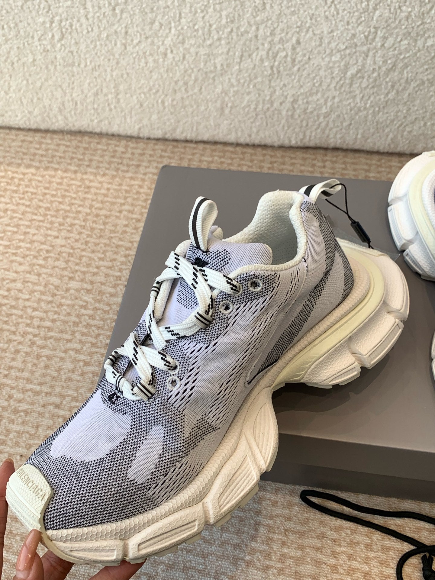 UNDER ARMOUR 3XL KNIT SNEAKER IN LIGHT GRAY WHITE AND BLACK POLYESTER - 35