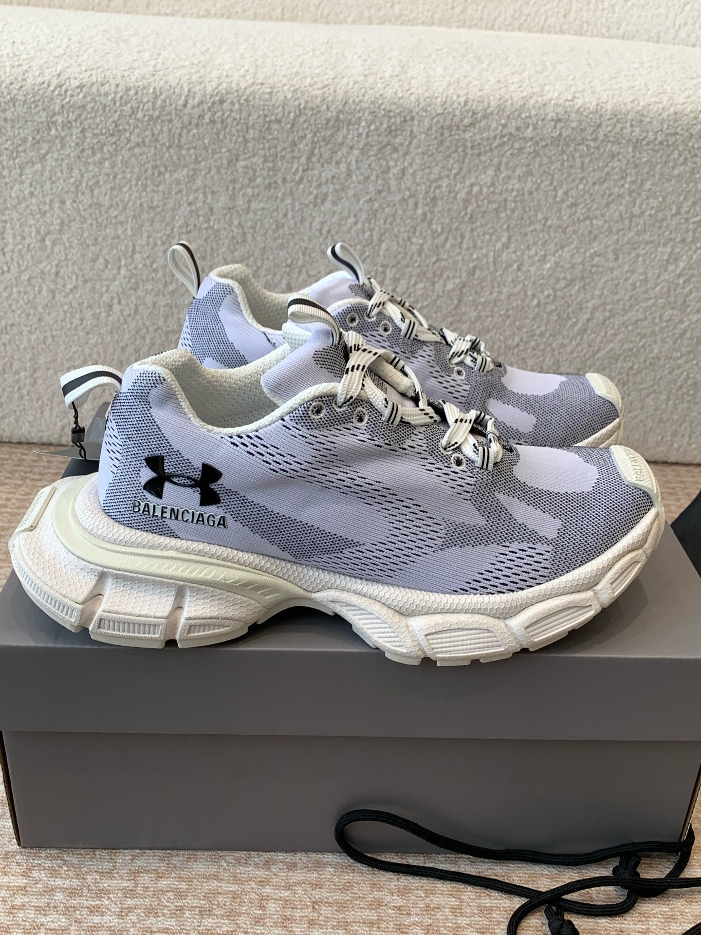 UNDER ARMOUR 3XL KNIT SNEAKER IN LIGHT GRAY WHITE AND BLACK POLYESTER - 35