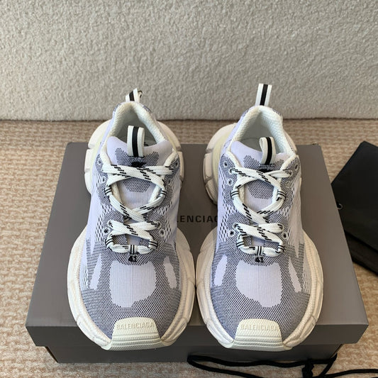 UNDER ARMOUR 3XL KNIT SNEAKER IN LIGHT GRAY WHITE AND BLACK POLYESTER - 35