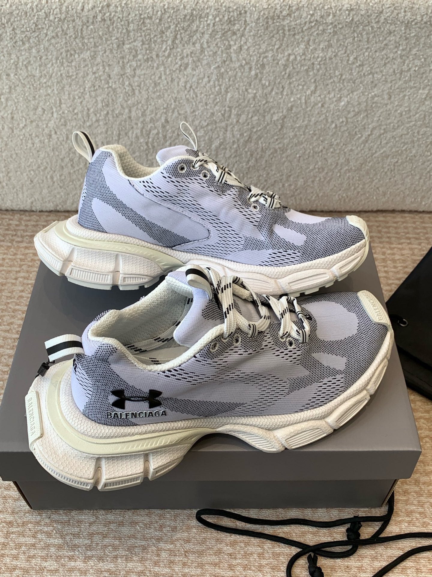 UNDER ARMOUR 3XL KNIT SNEAKER IN LIGHT GRAY WHITE AND BLACK POLYESTER - 35