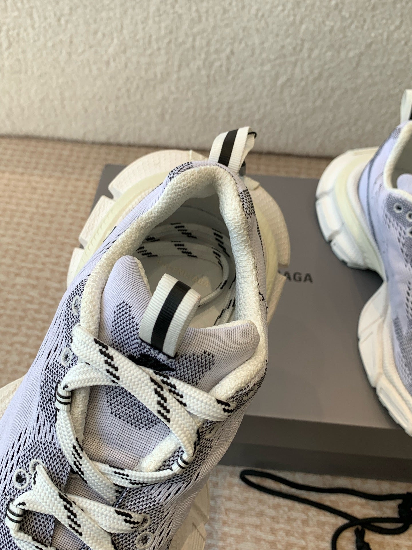 UNDER ARMOUR 3XL KNIT SNEAKER IN LIGHT GRAY WHITE AND BLACK POLYESTER - 35