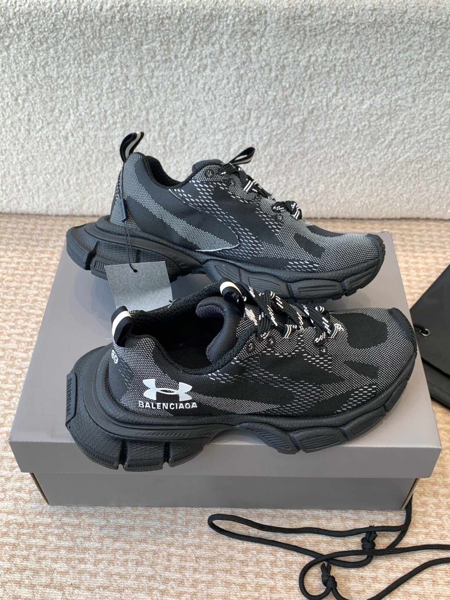 UNDER ARMOUR 3XL KNIT SNEAKER IN BLACK AND WHITE POLYESTER - 35