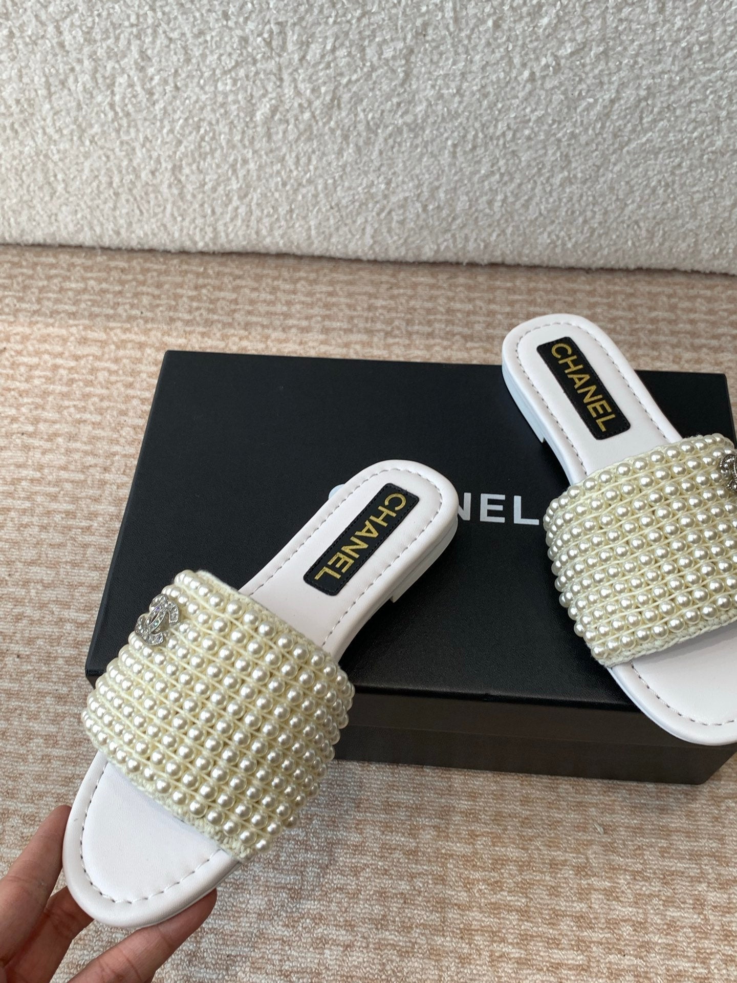 FLAT SLIDE IN WHITE LAMBSKIN WITH PEARLS - 35
