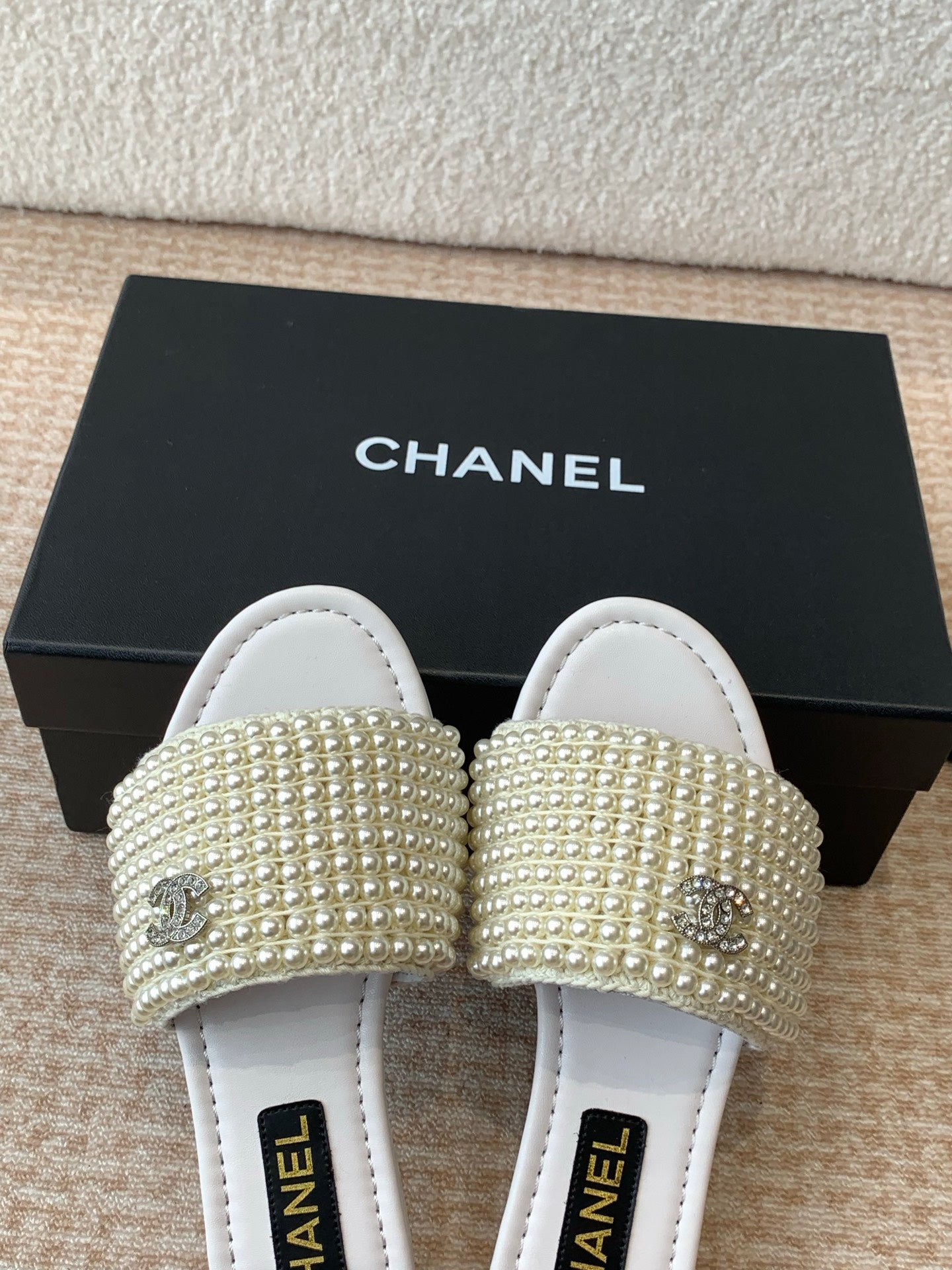 FLAT SLIDE IN WHITE LAMBSKIN WITH PEARLS - 35