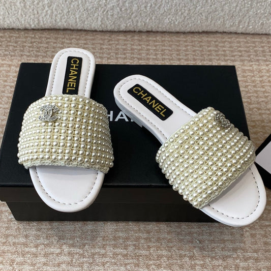 FLAT SLIDE IN WHITE LAMBSKIN WITH PEARLS - 35
