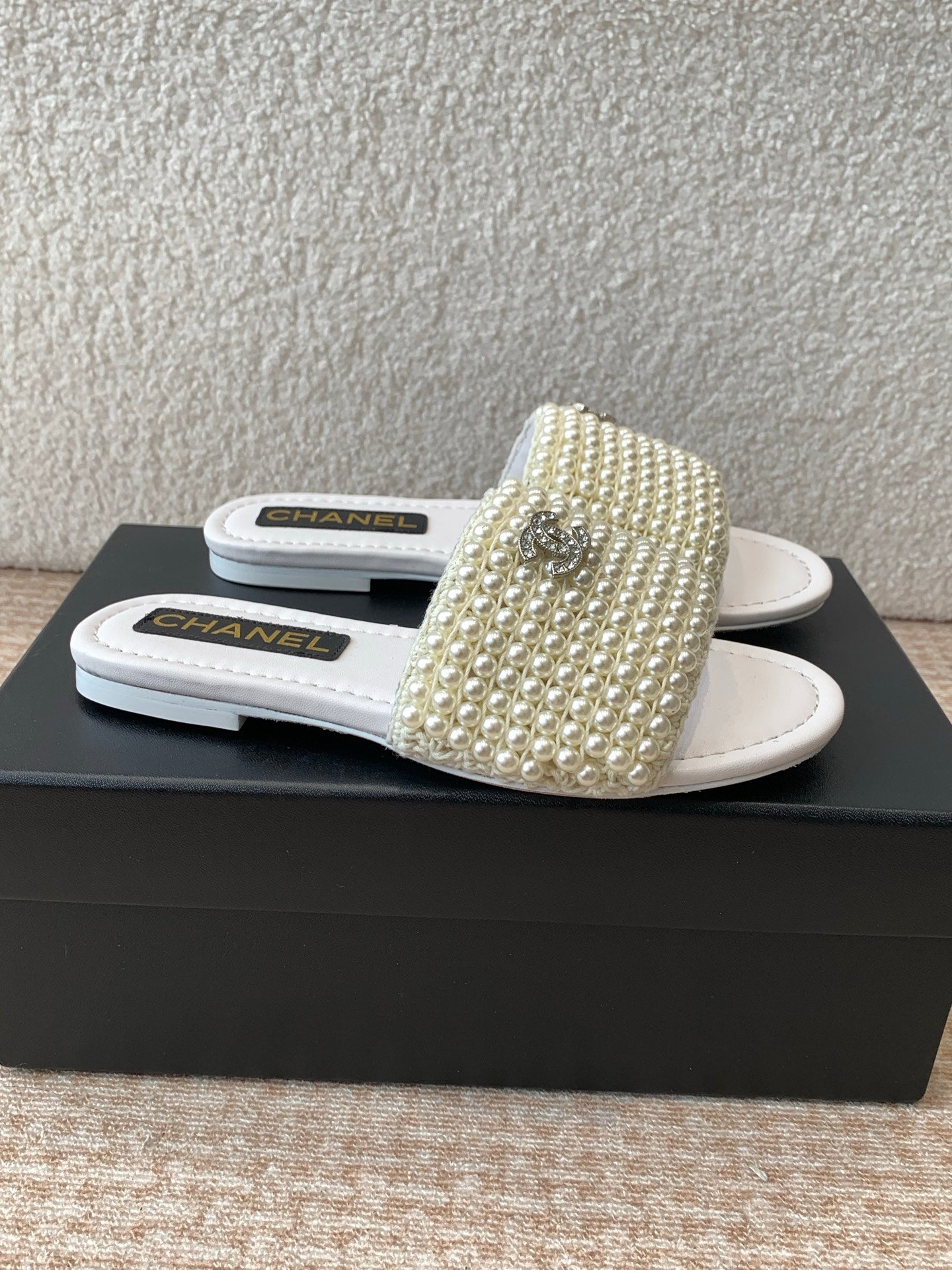 FLAT SLIDE IN WHITE LAMBSKIN WITH PEARLS - 35