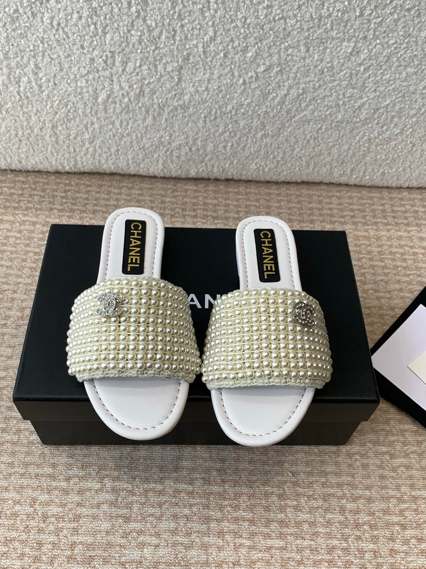 FLAT SLIDE IN WHITE LAMBSKIN WITH PEARLS - 35