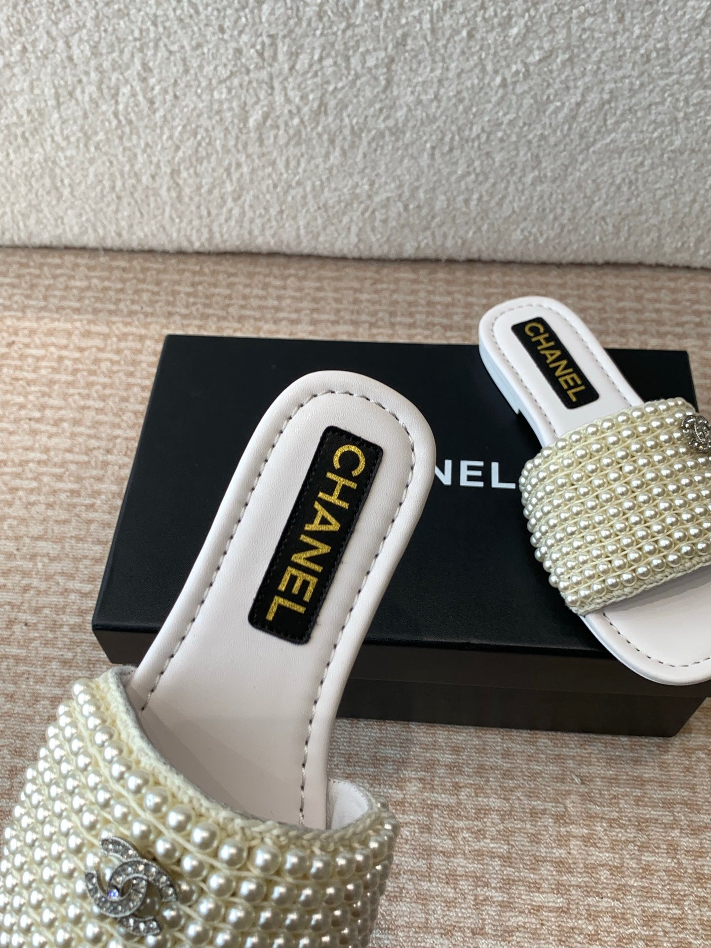 FLAT SLIDE IN WHITE LAMBSKIN WITH PEARLS - 35