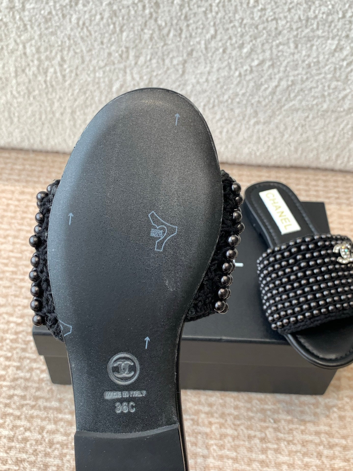 FLAT SLIDE IN BLACK LAMBSKIN WITH PEARLS - 35