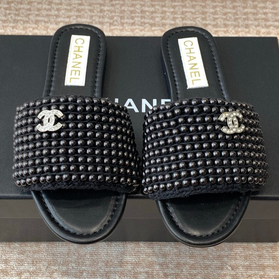 FLAT SLIDE IN BLACK LAMBSKIN WITH PEARLS - 35