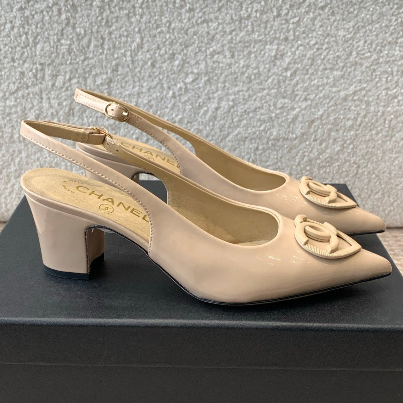 MID-HEEL SLINGBACKS IN BISQUE BEIGE PATENT CALFSKIN - 35
