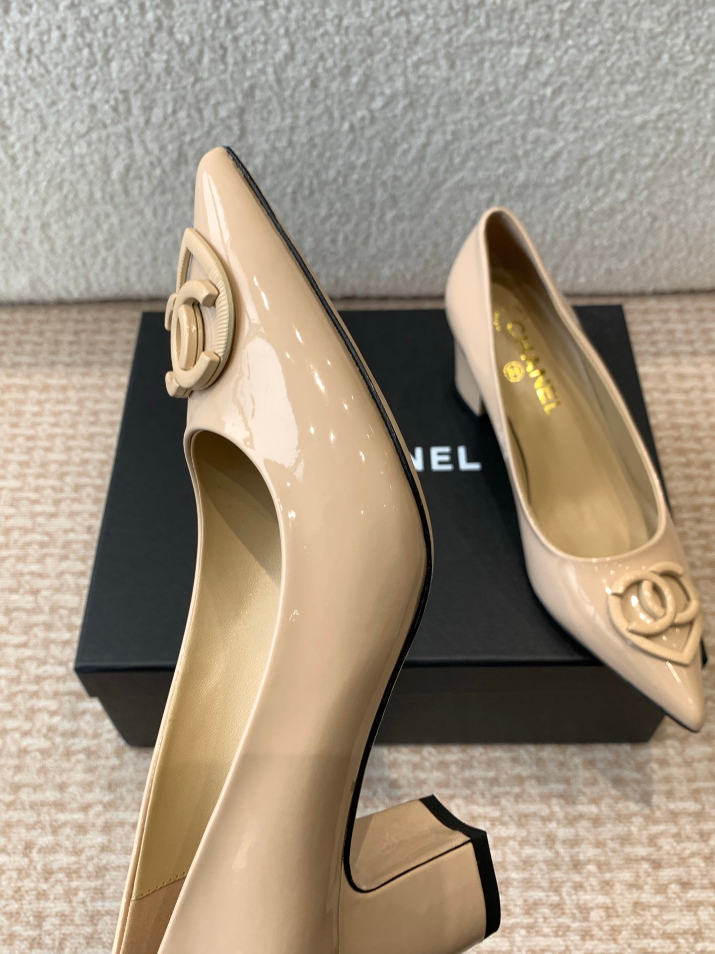 MID-HEEL PUMPS IN BISQUE BEIGE PATENT CALFSKIN - 35