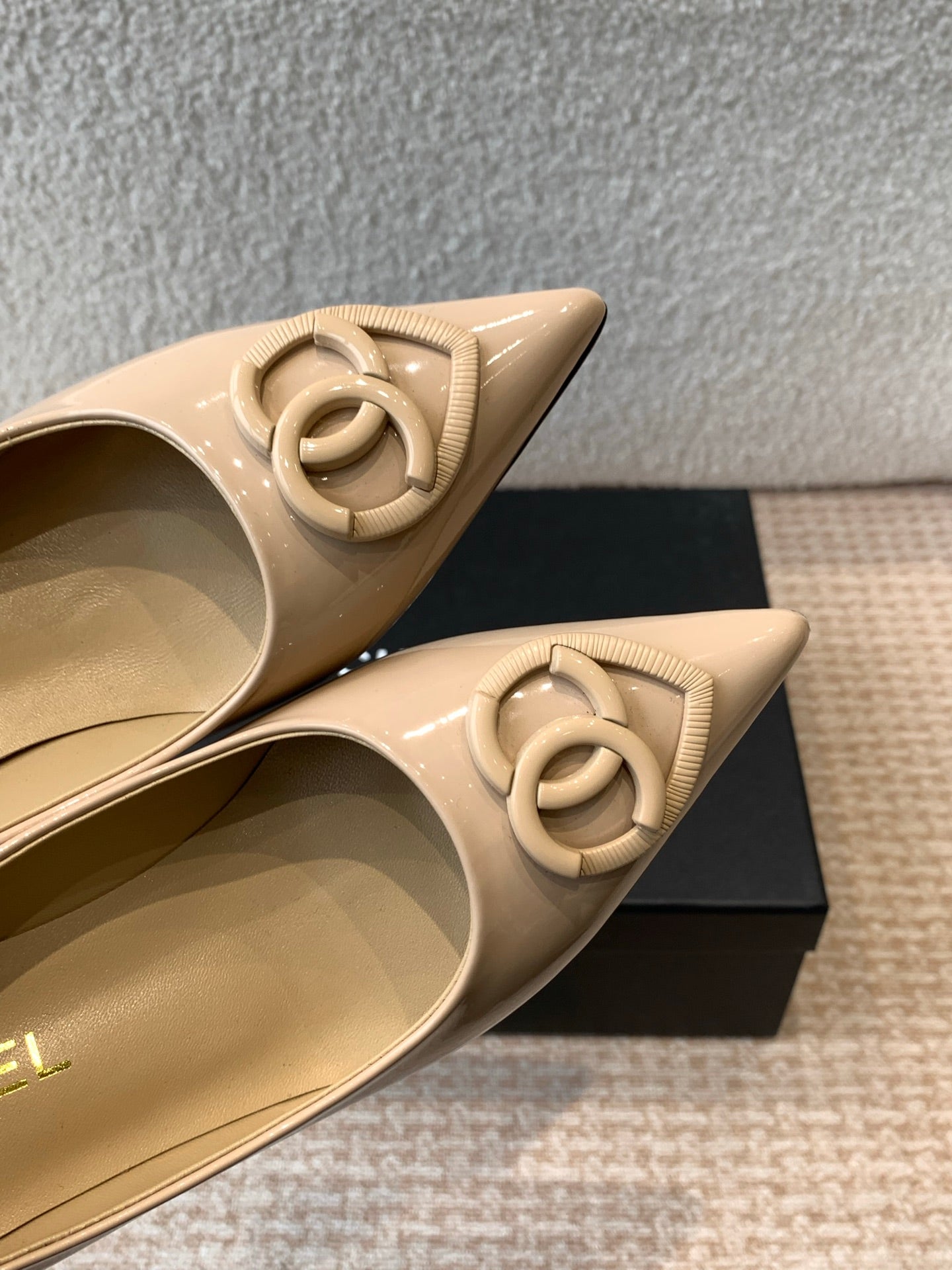 MID-HEEL PUMPS IN BISQUE BEIGE PATENT CALFSKIN - 35