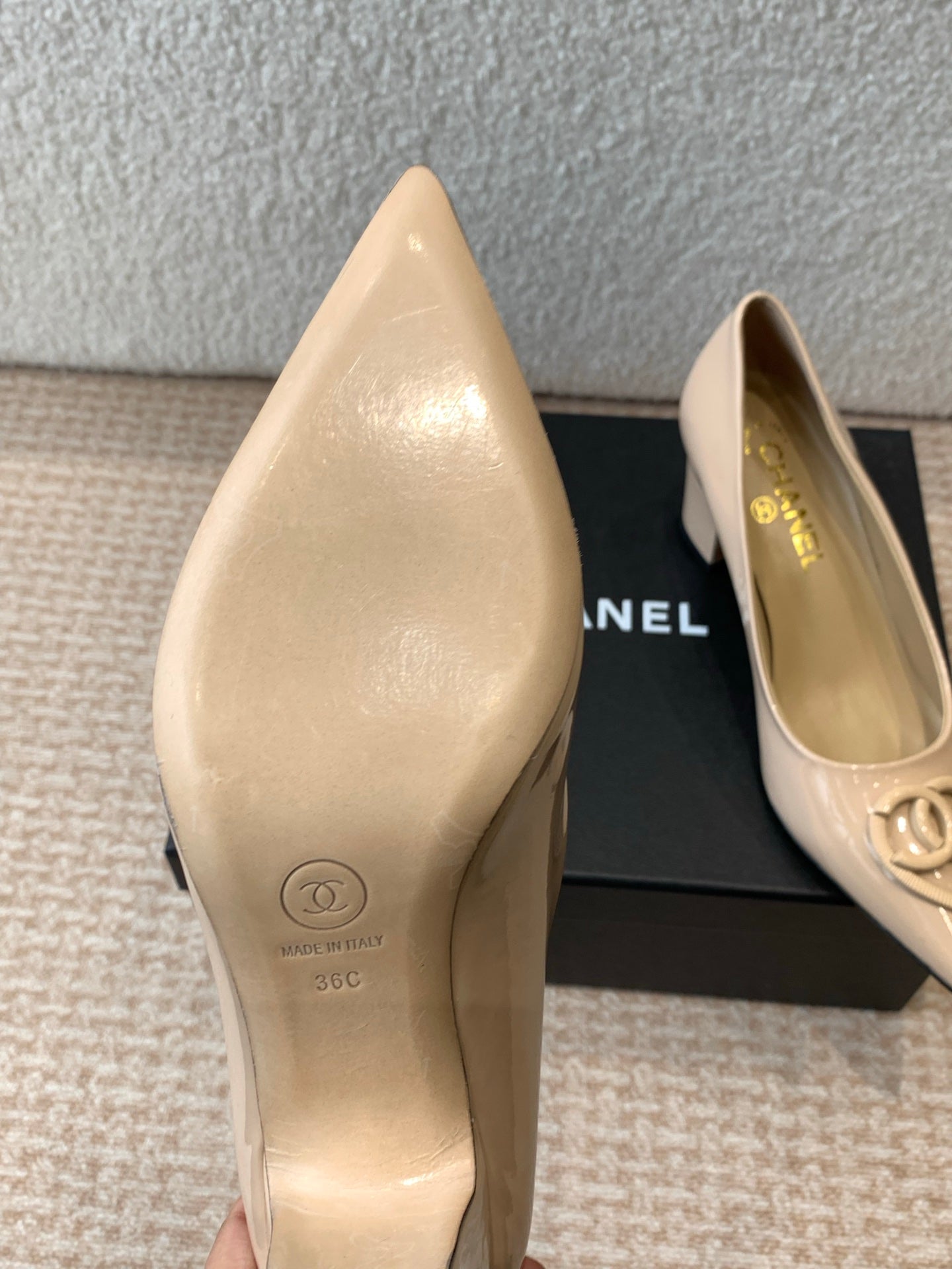MID-HEEL PUMPS IN BISQUE BEIGE PATENT CALFSKIN - 35