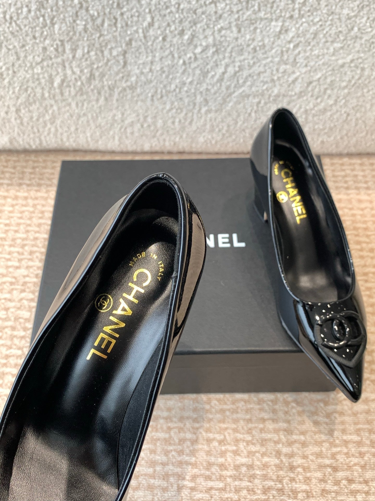 MID-HEEL PUMPS IN BLACK PATENT CALFSKIN - 35