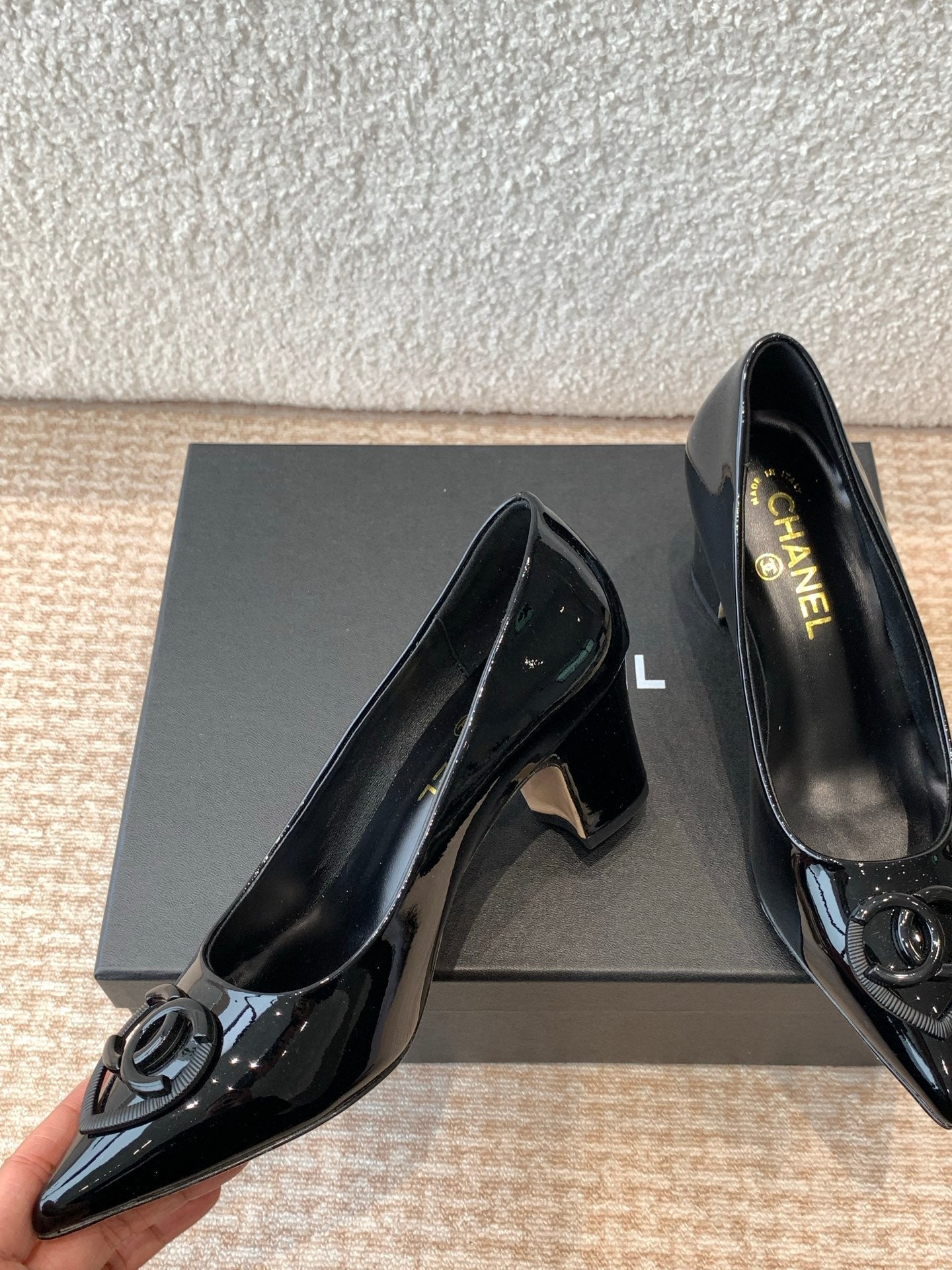 MID-HEEL PUMPS IN BLACK PATENT CALFSKIN - 35