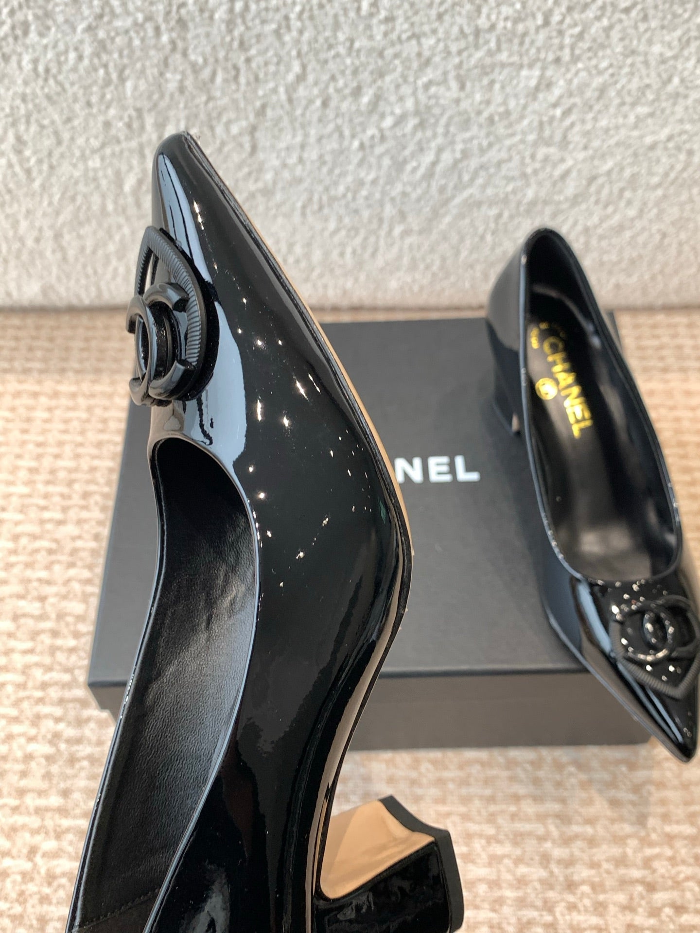 MID-HEEL PUMPS IN BLACK PATENT CALFSKIN - 35