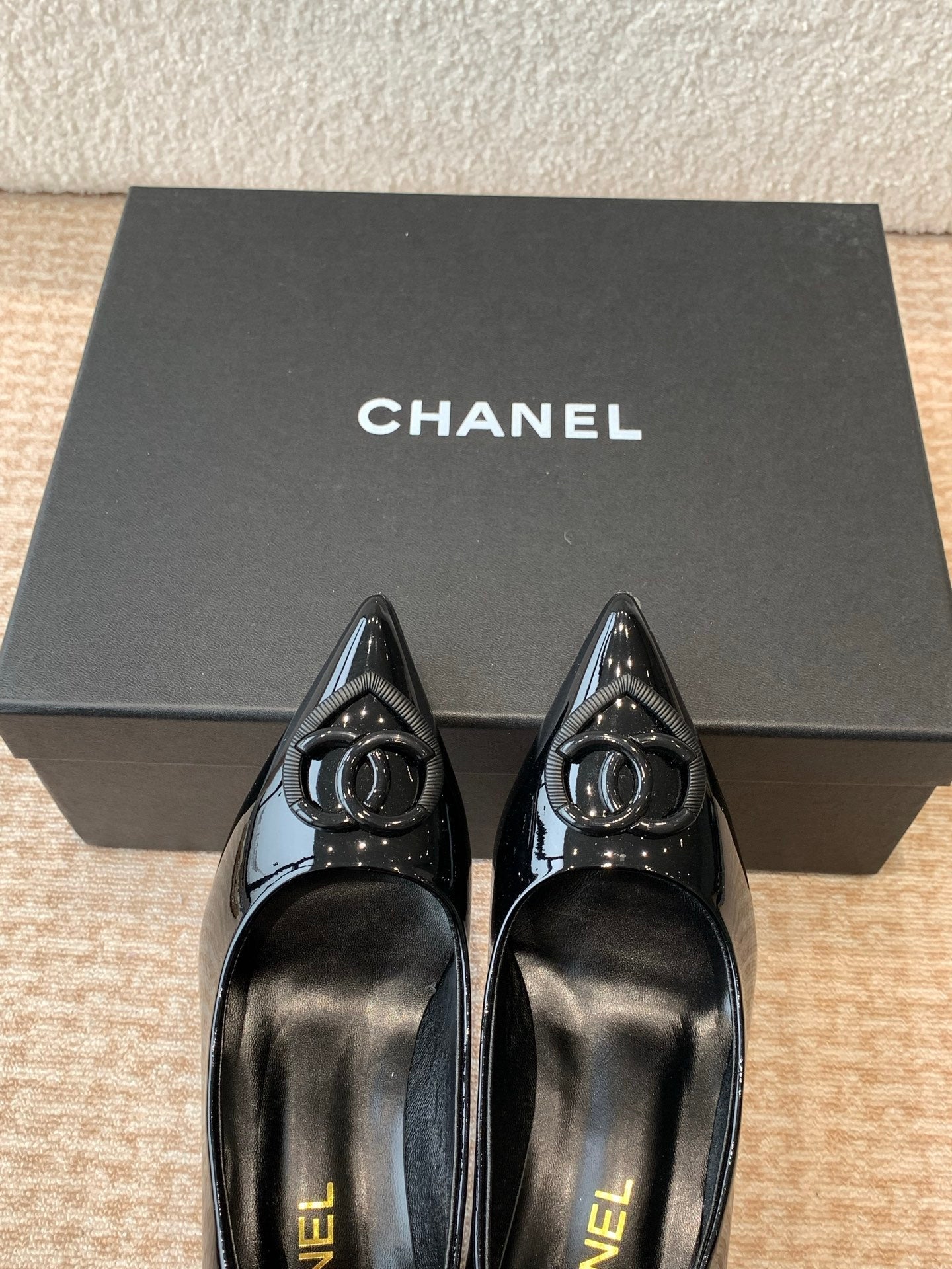 MID-HEEL PUMPS IN BLACK PATENT CALFSKIN - 35