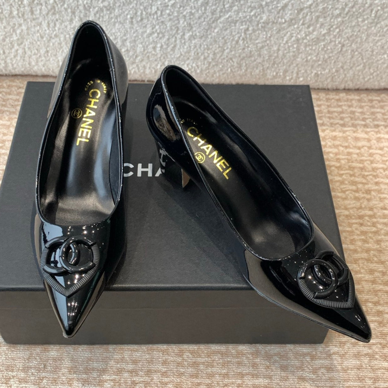 MID-HEEL PUMPS IN BLACK PATENT CALFSKIN - 35