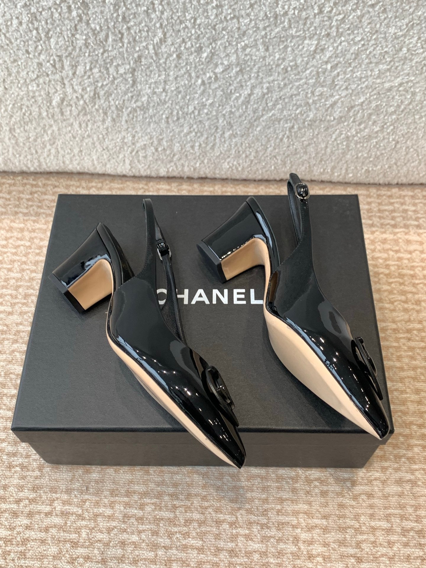 MID-HEEL SLINGBACKS IN BLACK PATENT CALFSKIN - 35