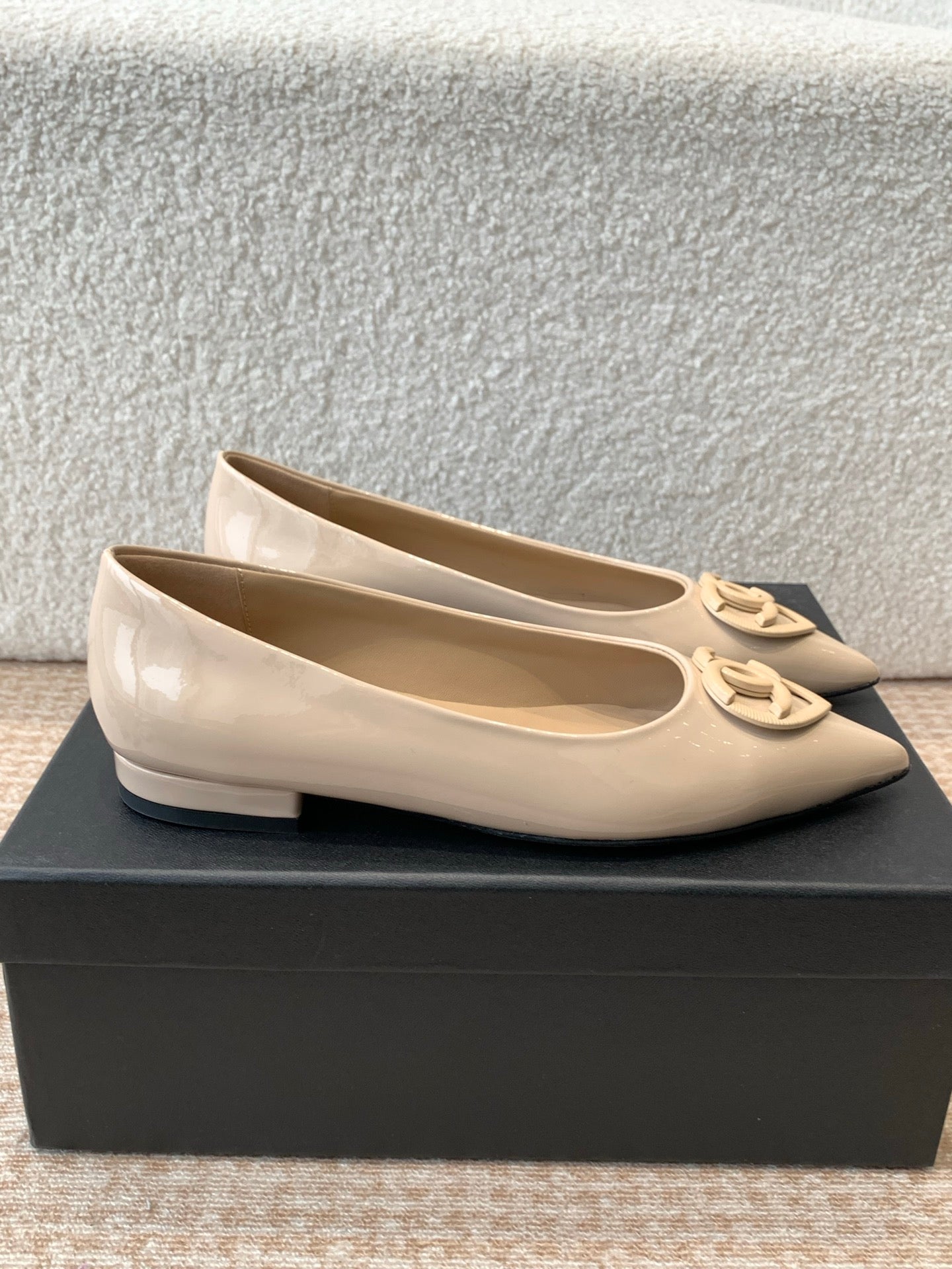 FLAT PUMPS IN BISQUE BEIGE PATENT CALFSKIN - 35