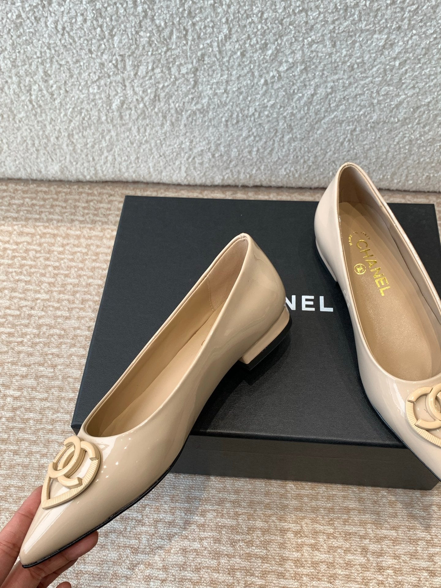 FLAT PUMPS IN BISQUE BEIGE PATENT CALFSKIN - 35