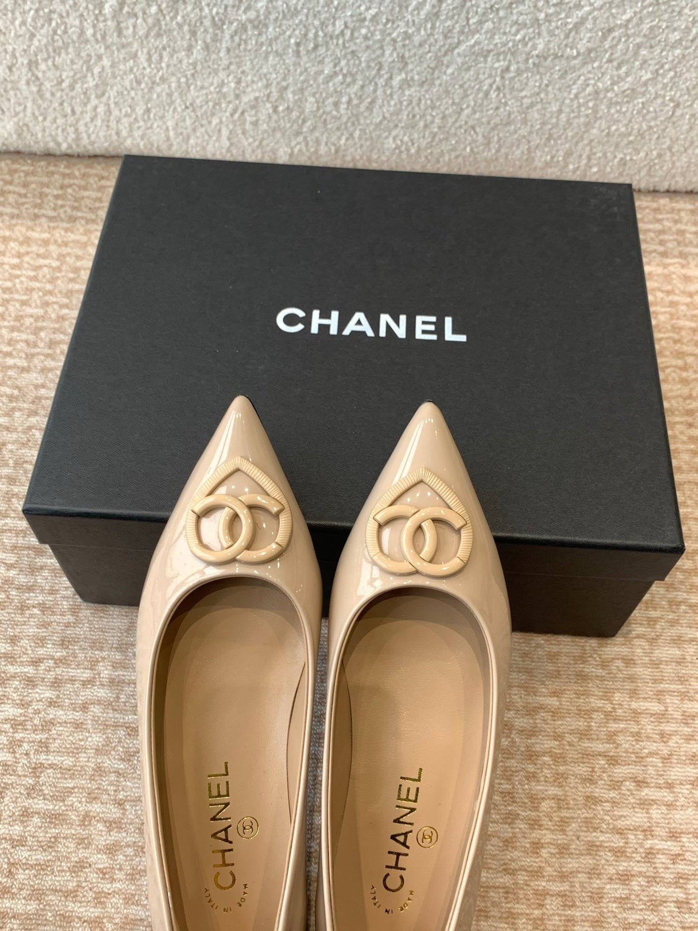 FLAT PUMPS IN BISQUE BEIGE PATENT CALFSKIN - 35
