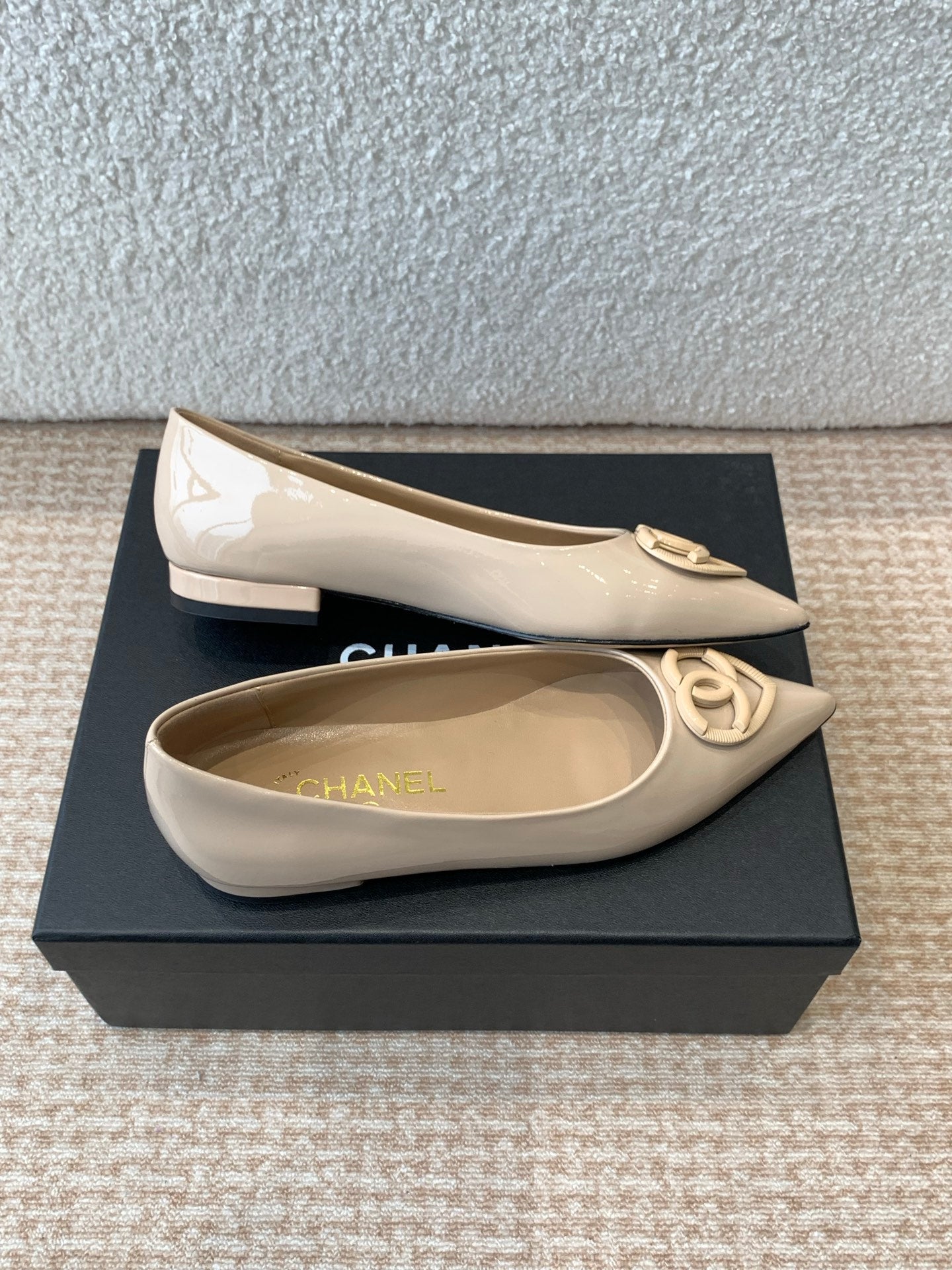 FLAT PUMPS IN BISQUE BEIGE PATENT CALFSKIN - 35