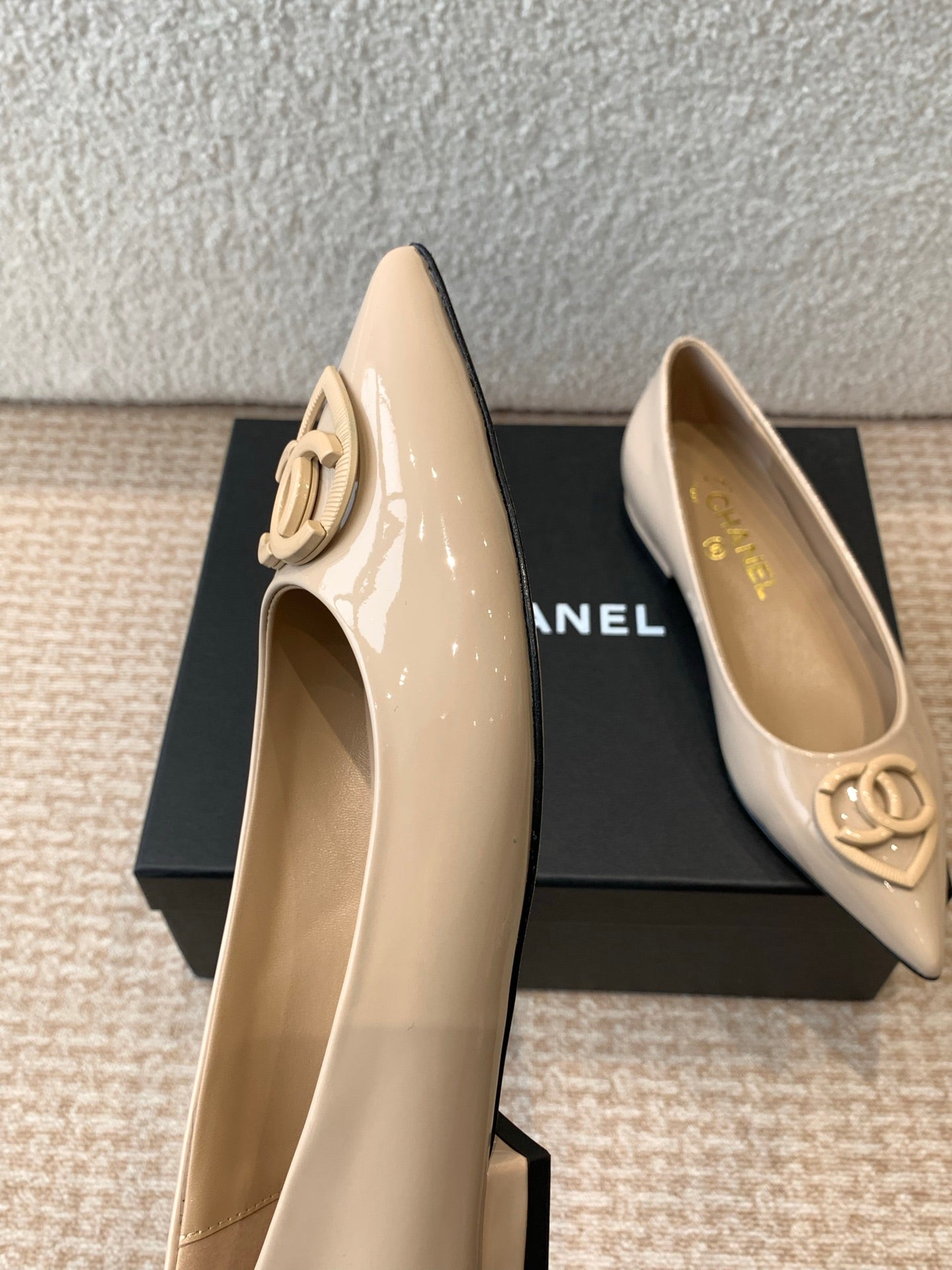 FLAT PUMPS IN BISQUE BEIGE PATENT CALFSKIN - 35