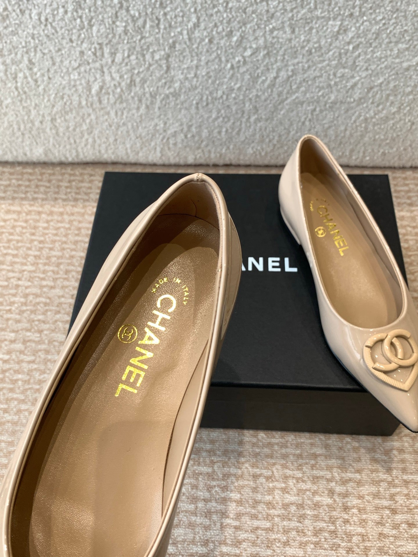 FLAT PUMPS IN BISQUE BEIGE PATENT CALFSKIN - 35