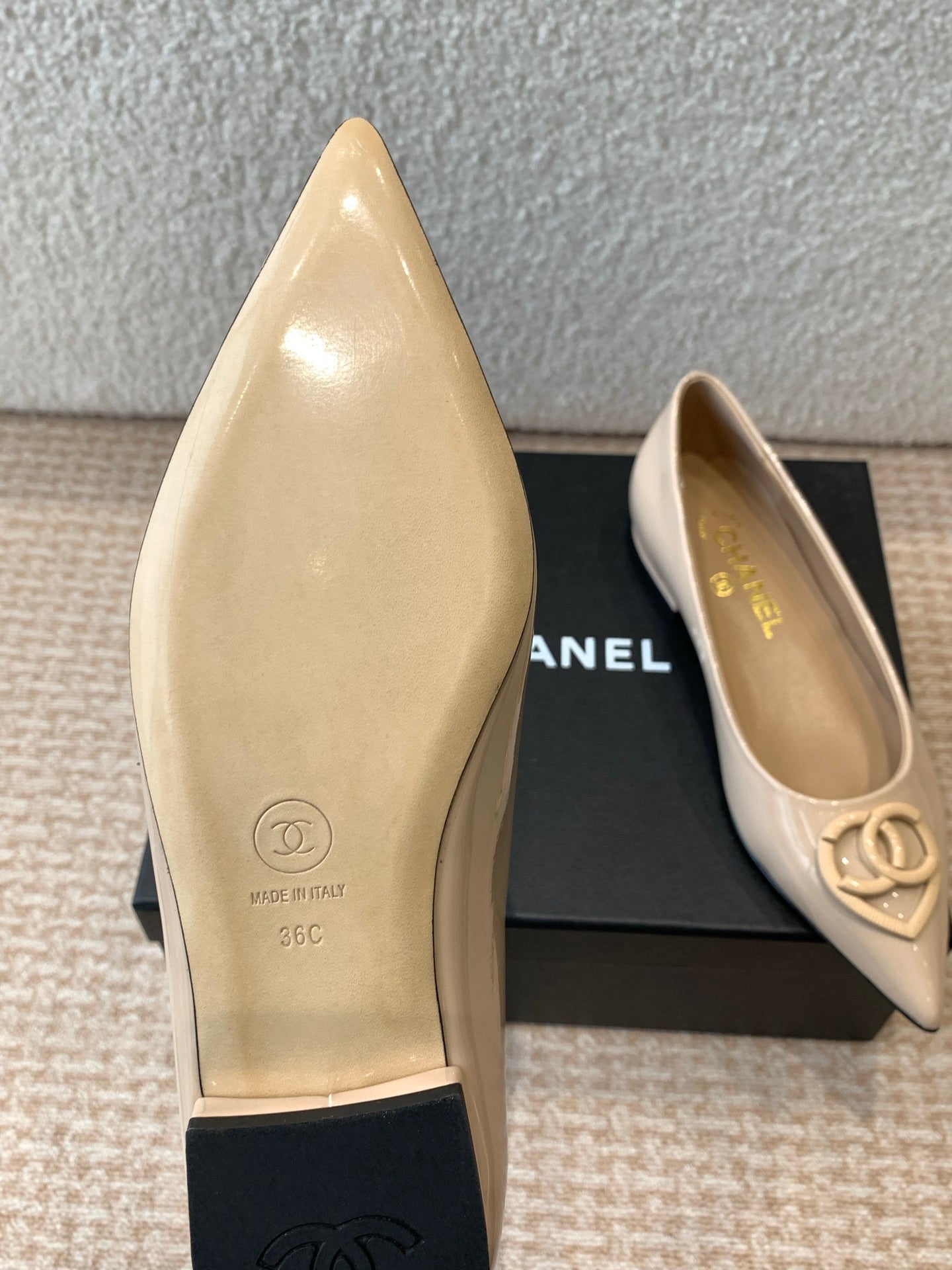 FLAT PUMPS IN BISQUE BEIGE PATENT CALFSKIN - 35