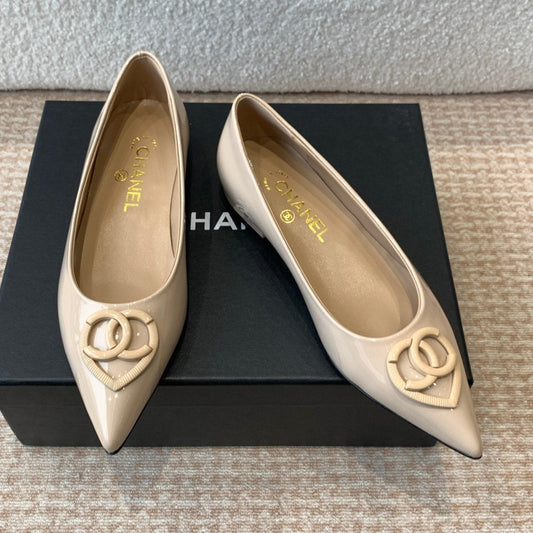 FLAT PUMPS IN BISQUE BEIGE PATENT CALFSKIN - 35
