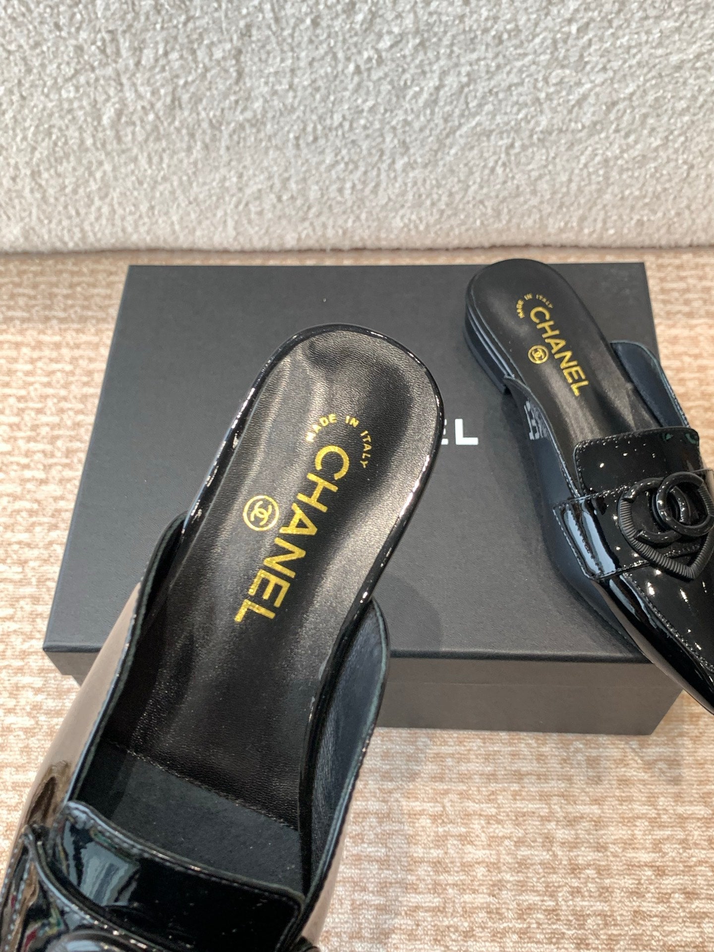 FLAT MULES IN BLACK PATENT CALFSKIN - 35