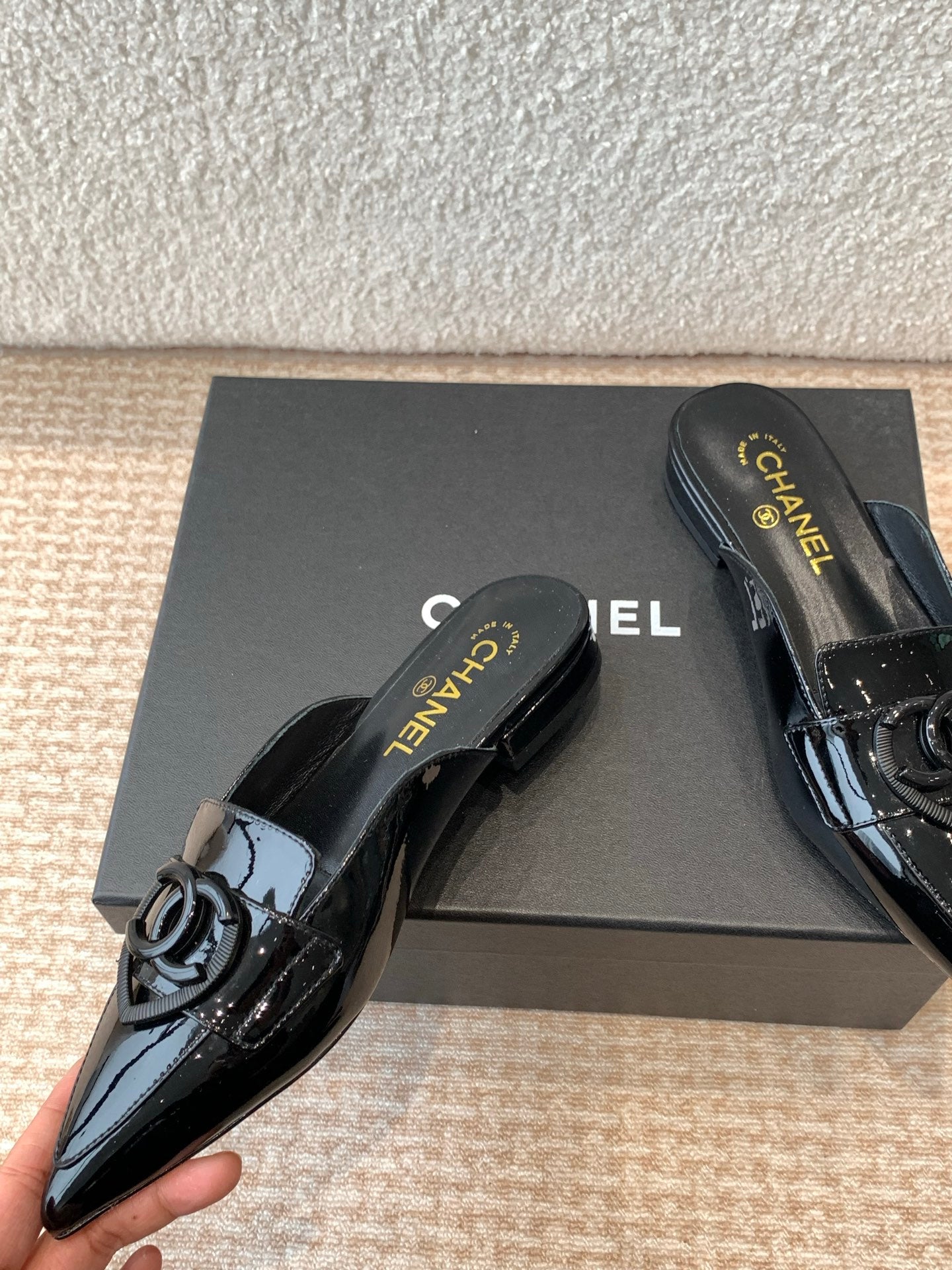 FLAT MULES IN BLACK PATENT CALFSKIN - 35