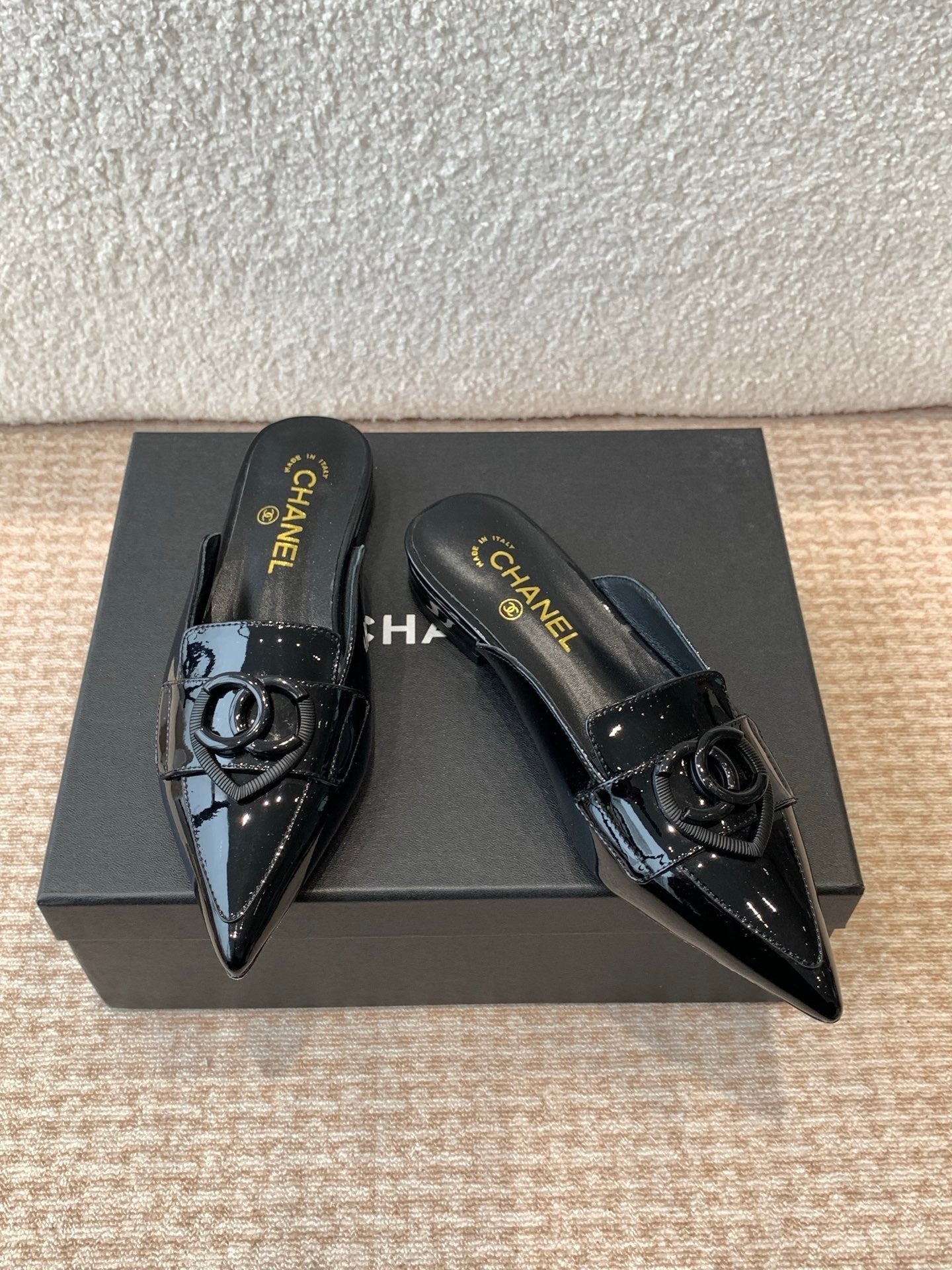 FLAT MULES IN BLACK PATENT CALFSKIN - 35