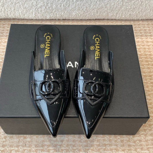 FLAT MULES IN BLACK PATENT CALFSKIN - 35
