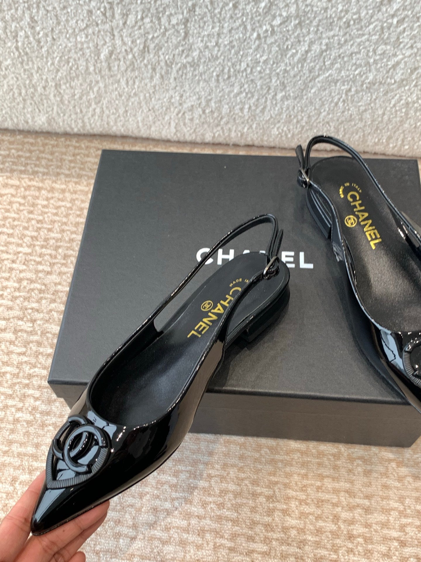 FLAT SLINGBACKS IN BLACK PATENT CALFSKIN - 35