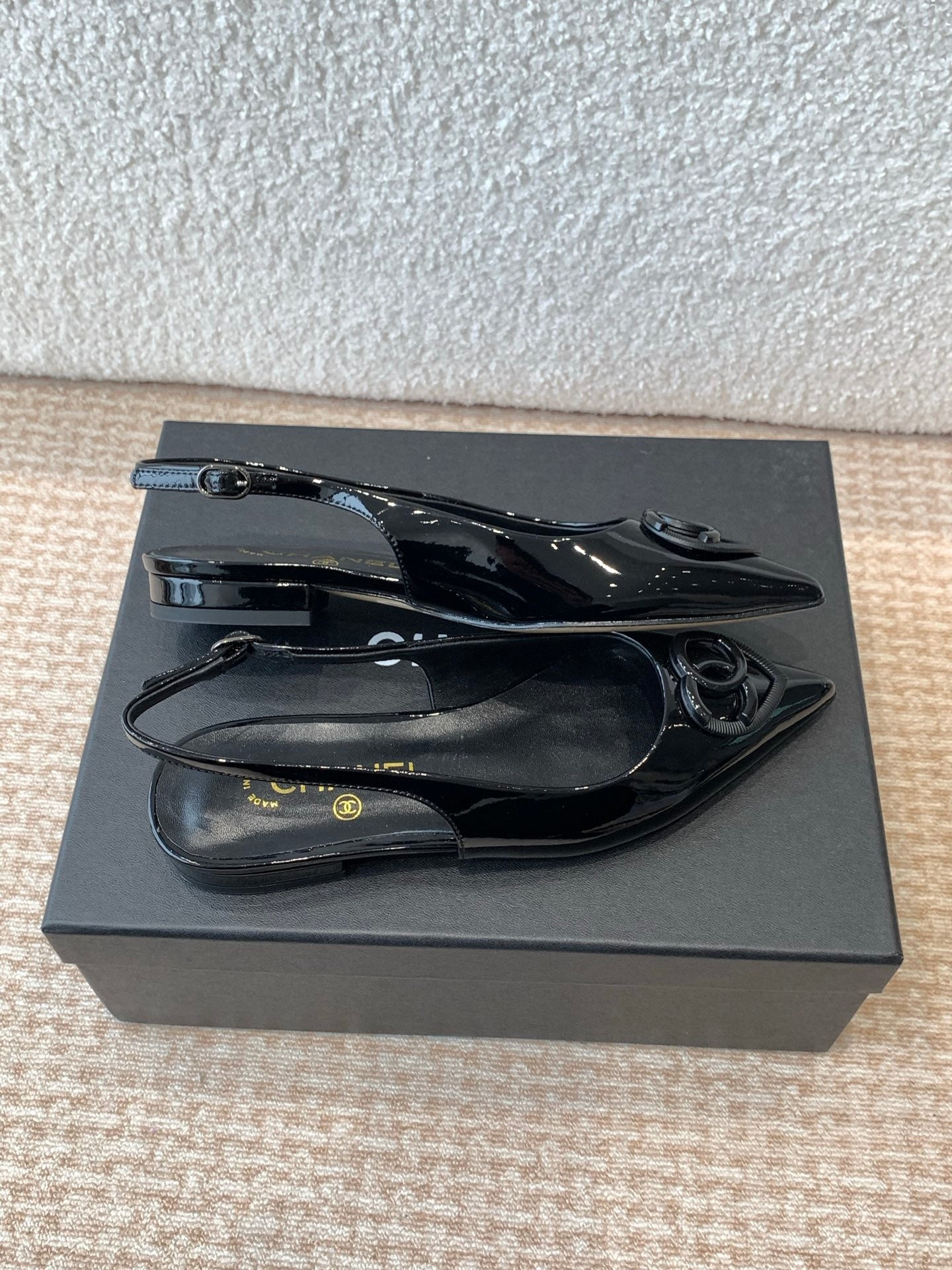 FLAT SLINGBACKS IN BLACK PATENT CALFSKIN - 35