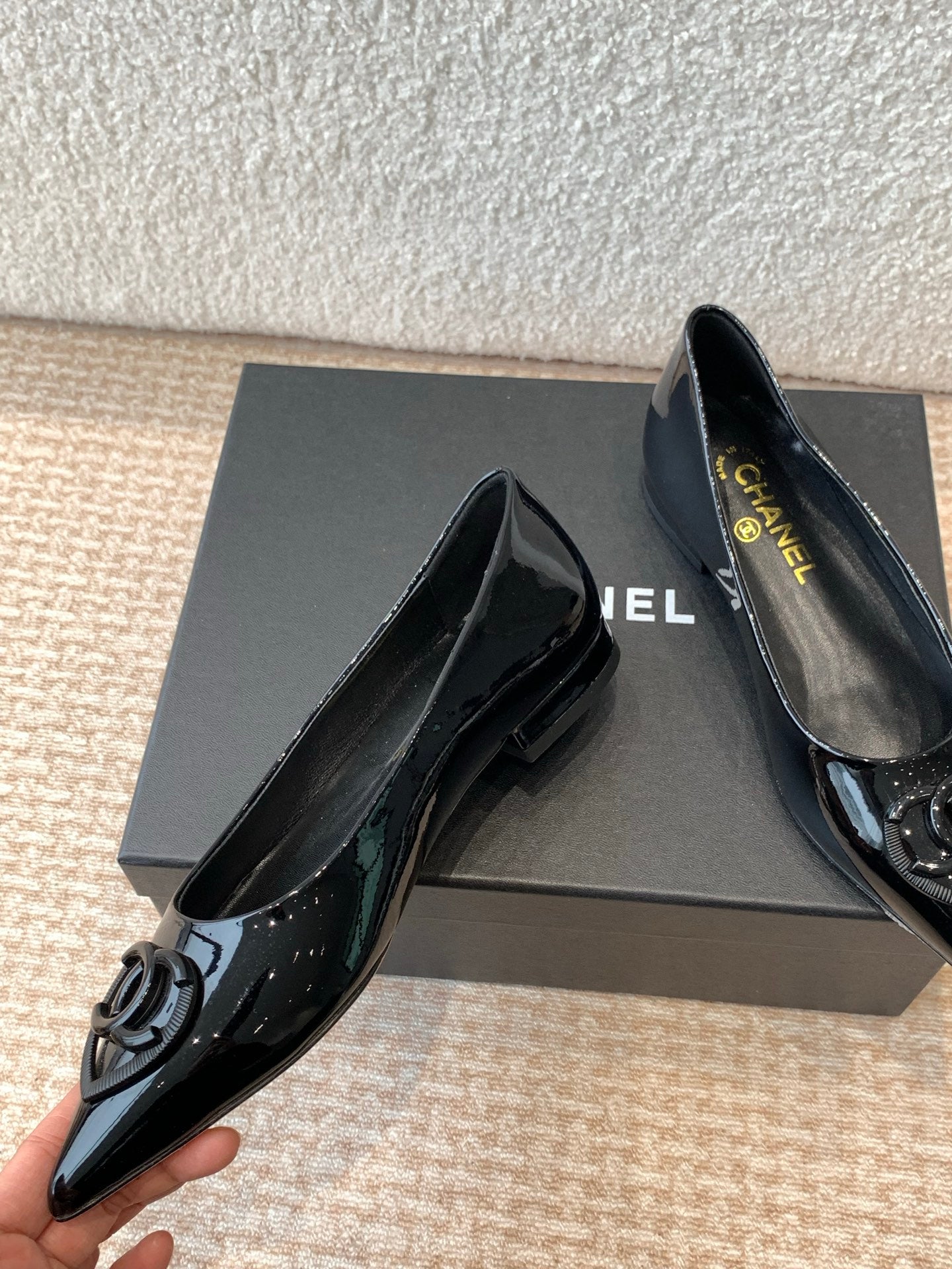 FLAT PUMP IN BLACK PATENT CALFSKIN - 35