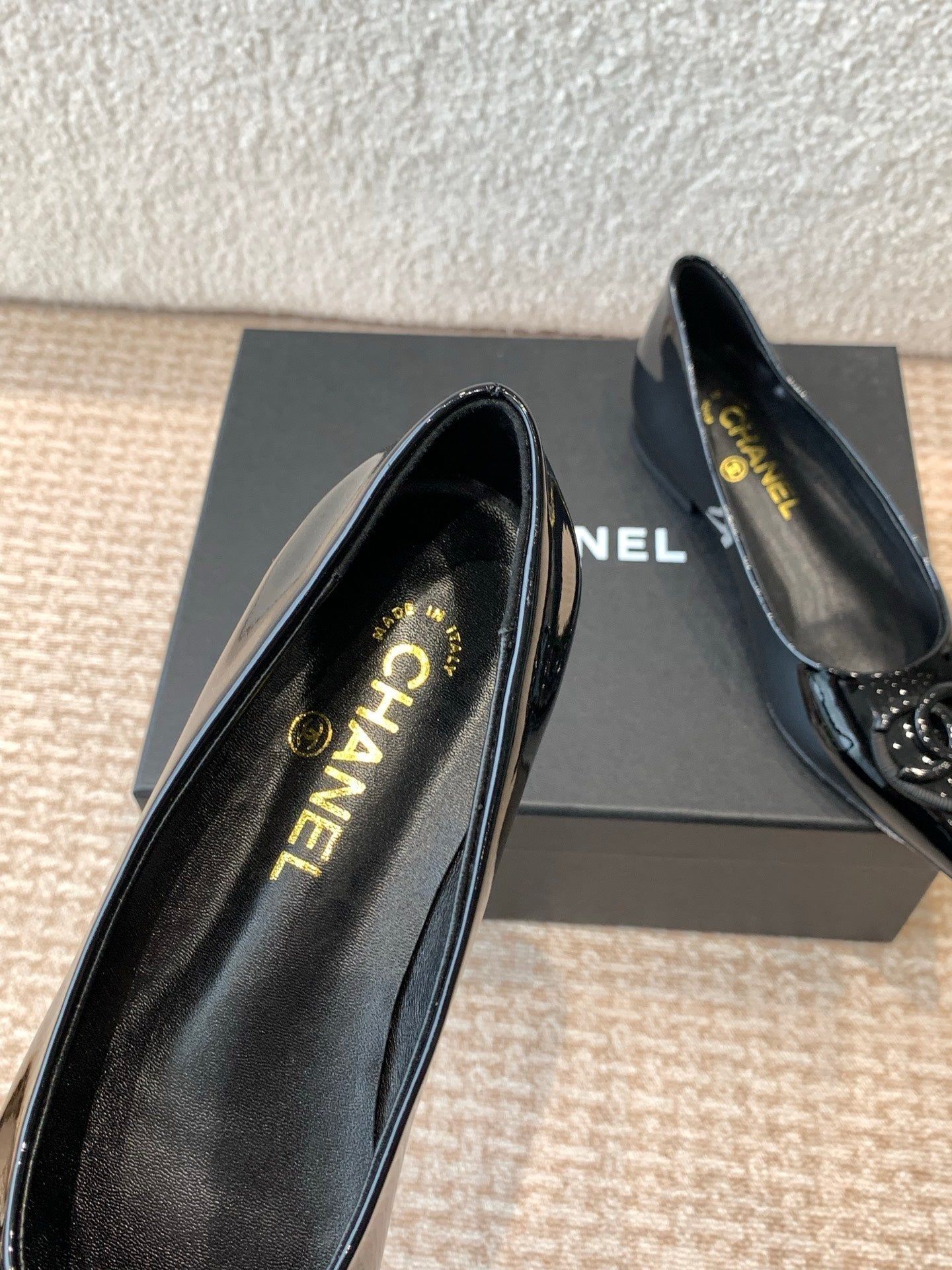 FLAT PUMP IN BLACK PATENT CALFSKIN - 35