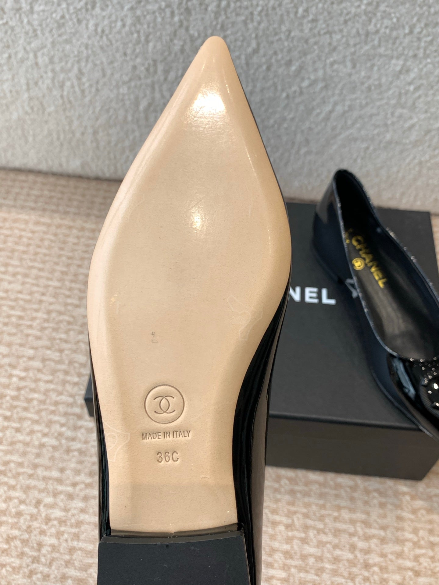 FLAT PUMP IN BLACK PATENT CALFSKIN - 35